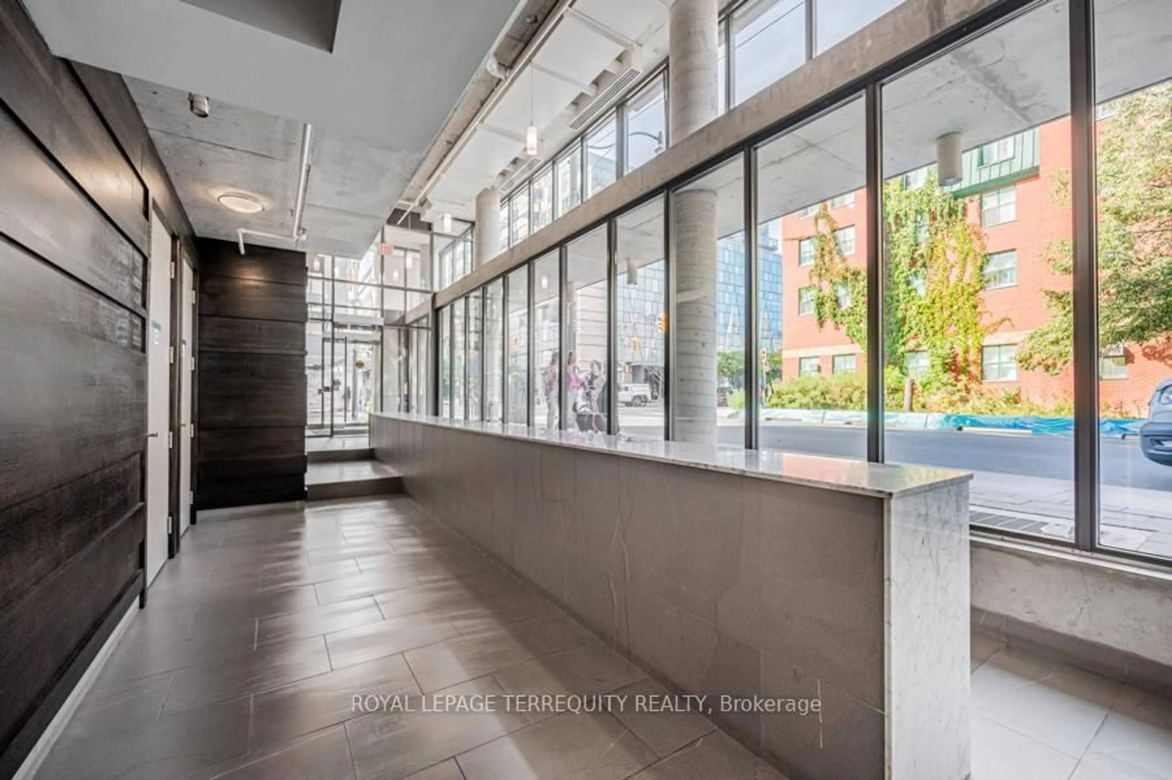 Indoor foyer for 533 Richmond St #402, Toronto Ontario M5V 3Y1