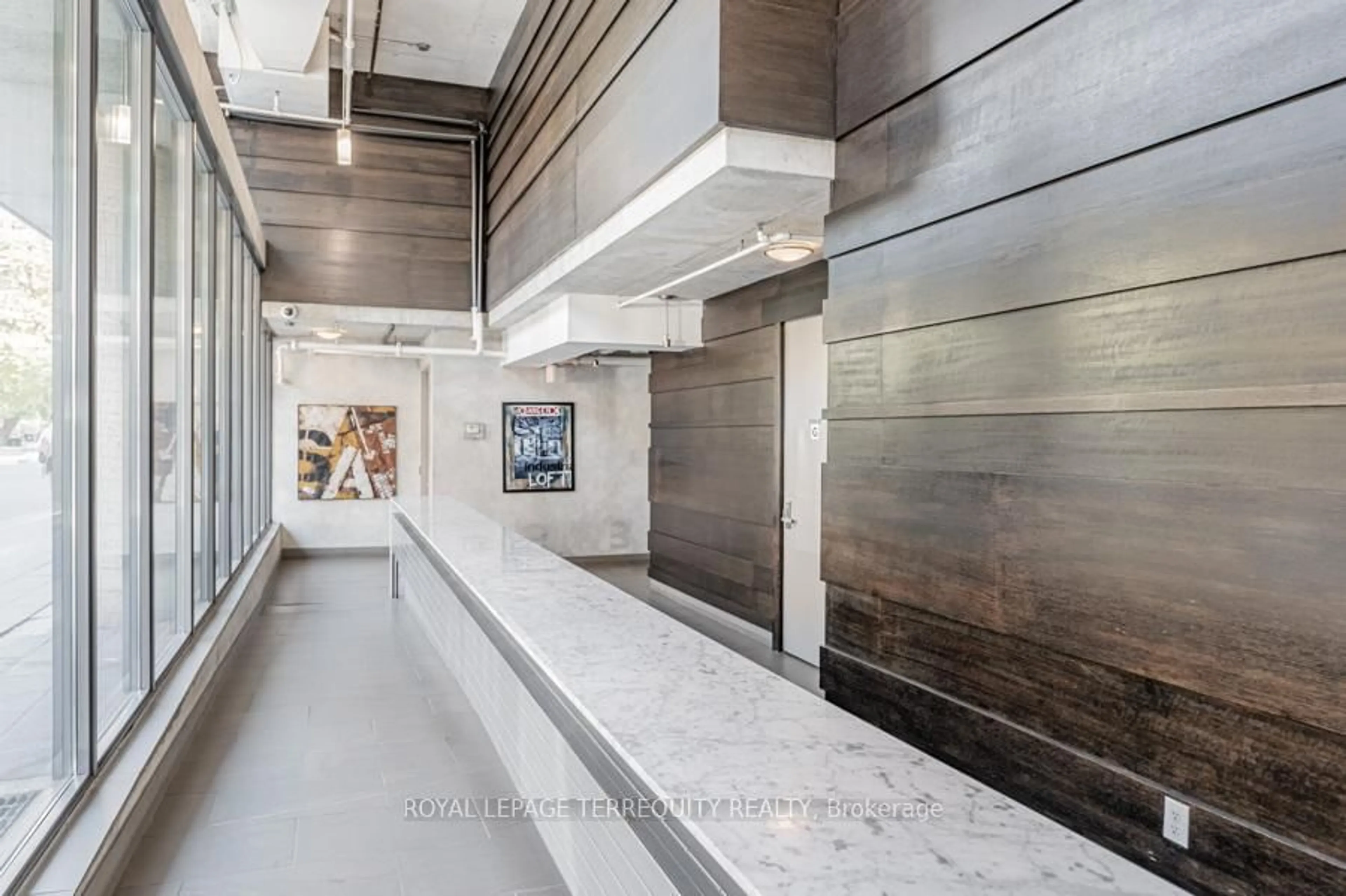 Indoor foyer for 533 Richmond St #402, Toronto Ontario M5V 3Y1