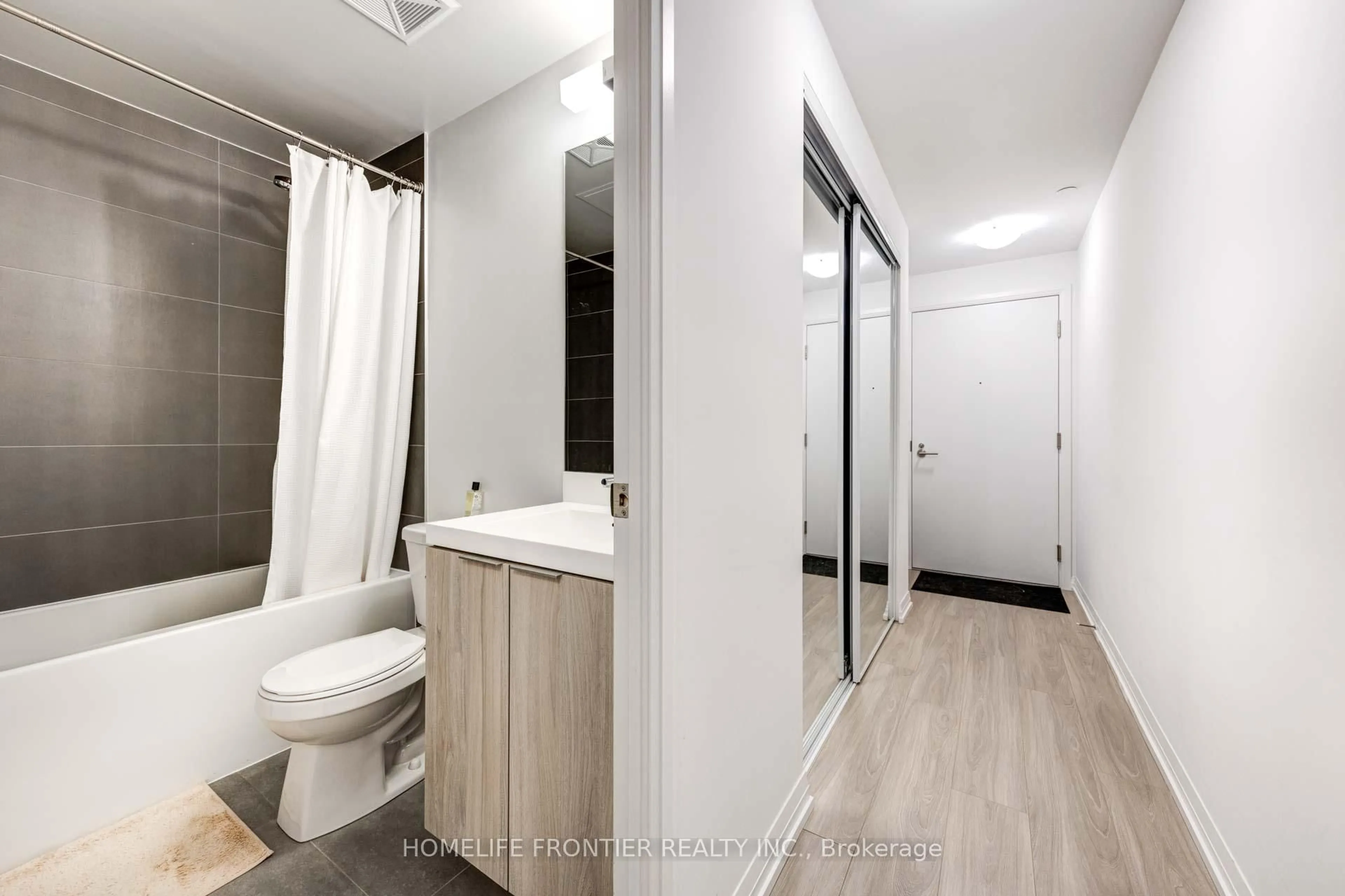 Standard bathroom, ceramic/tile floor for 8 Widmer St #805, Toronto Ontario M5V 0W6