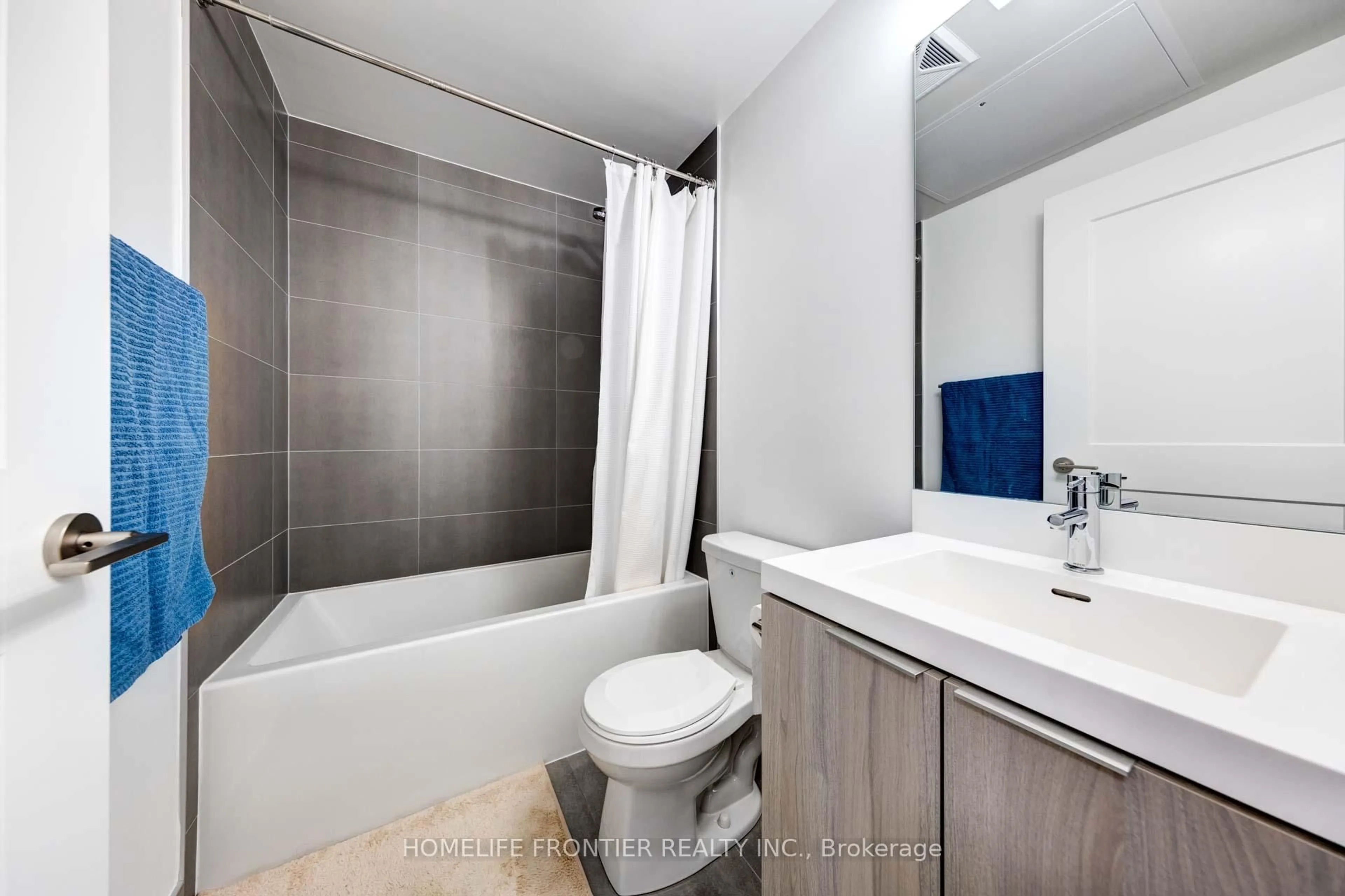 Standard bathroom, ceramic/tile floor for 8 Widmer St #805, Toronto Ontario M5V 0W6