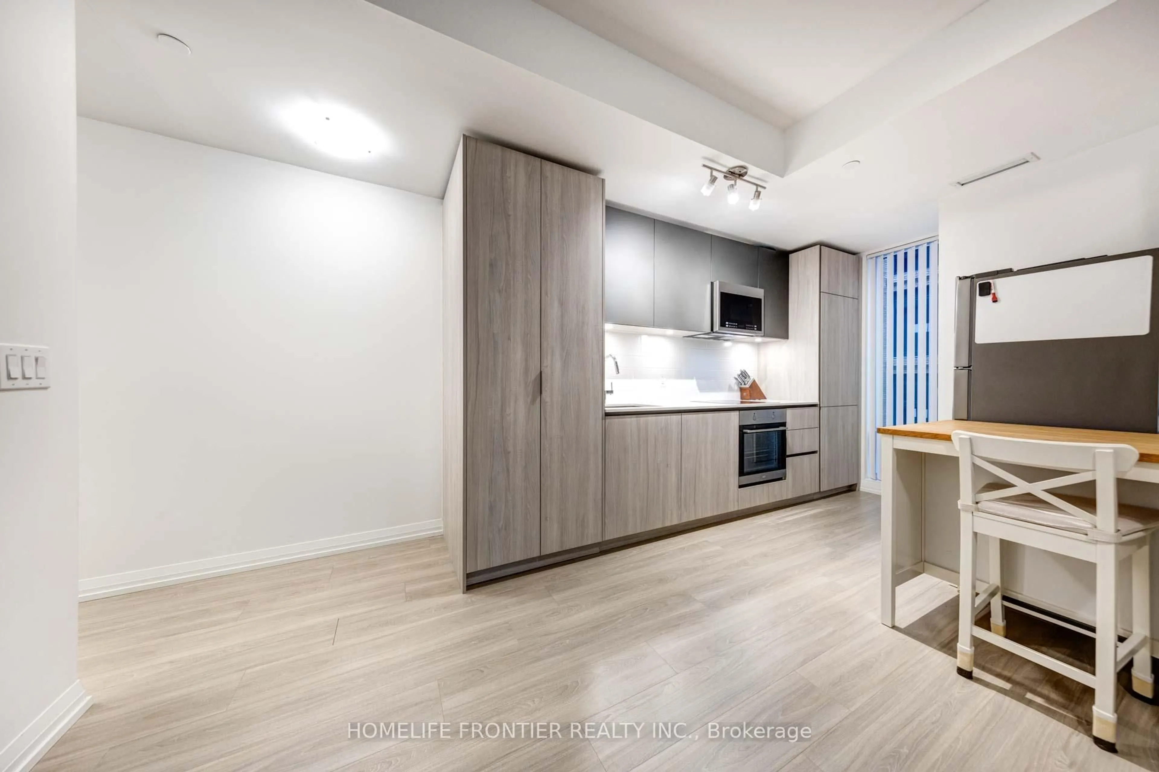 Standard kitchen, unknown for 8 Widmer St #805, Toronto Ontario M5V 0W6
