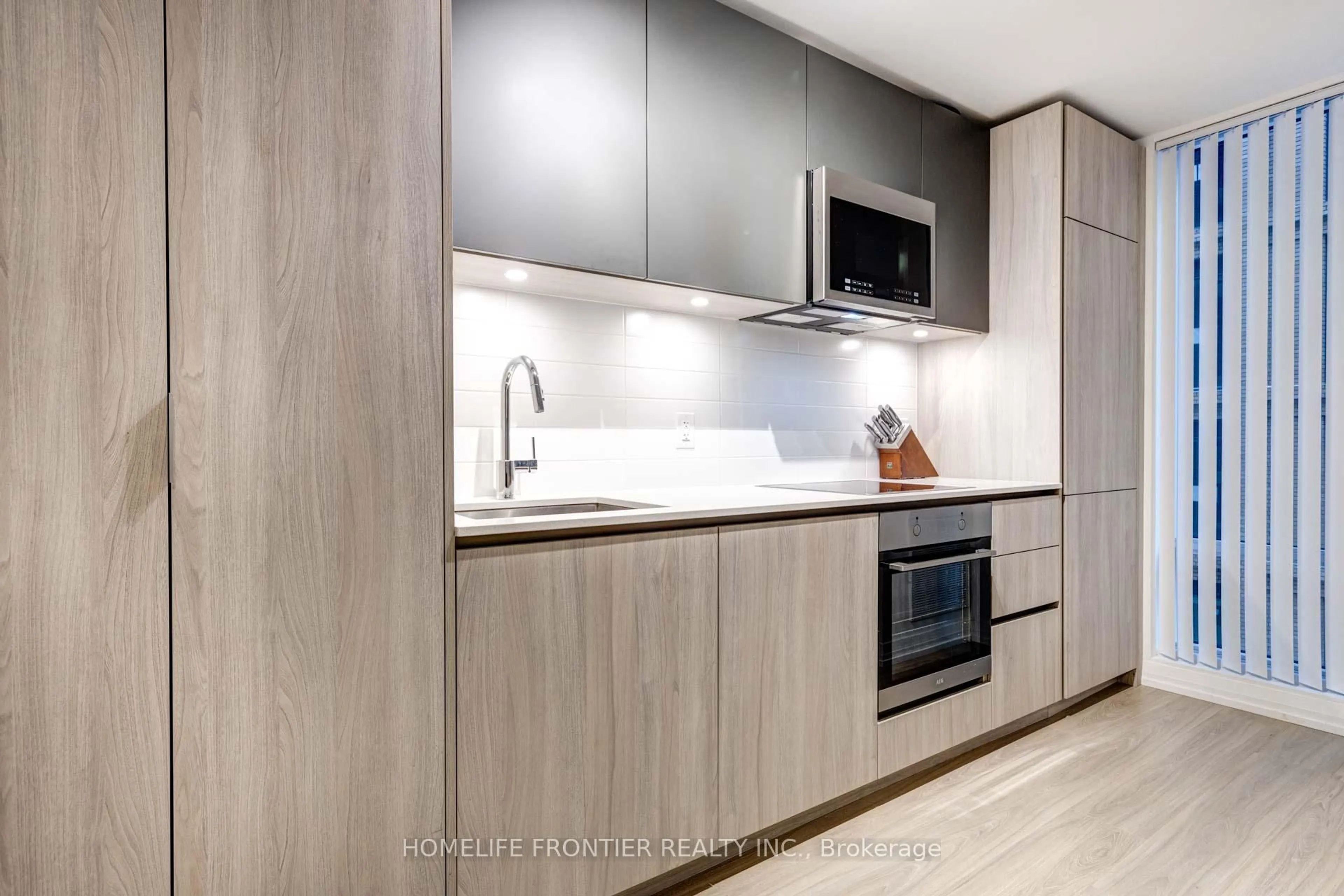 Standard kitchen, unknown for 8 Widmer St #805, Toronto Ontario M5V 0W6