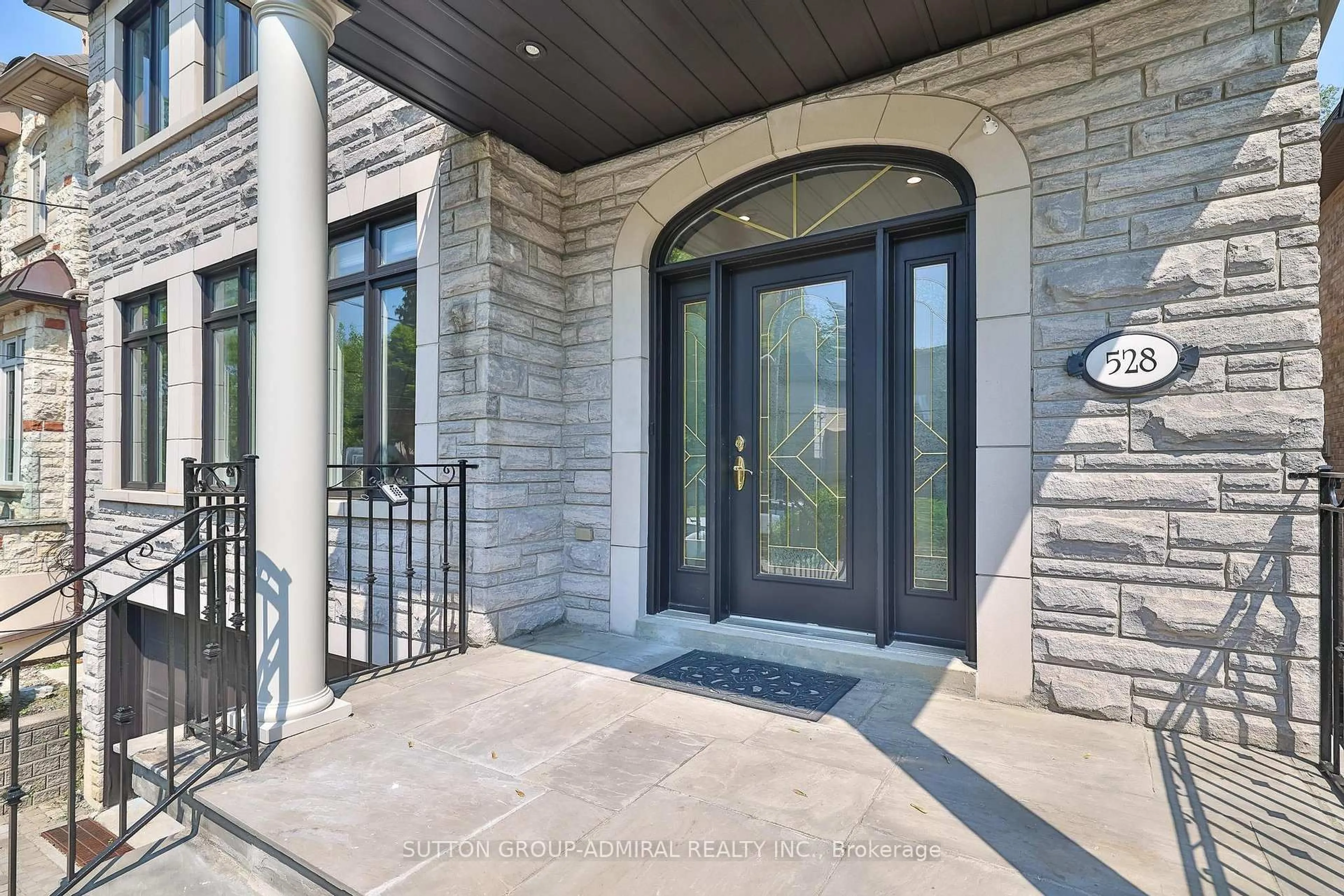 Indoor entryway for 528 Douglas Ave, Toronto Ontario M5M 1H5