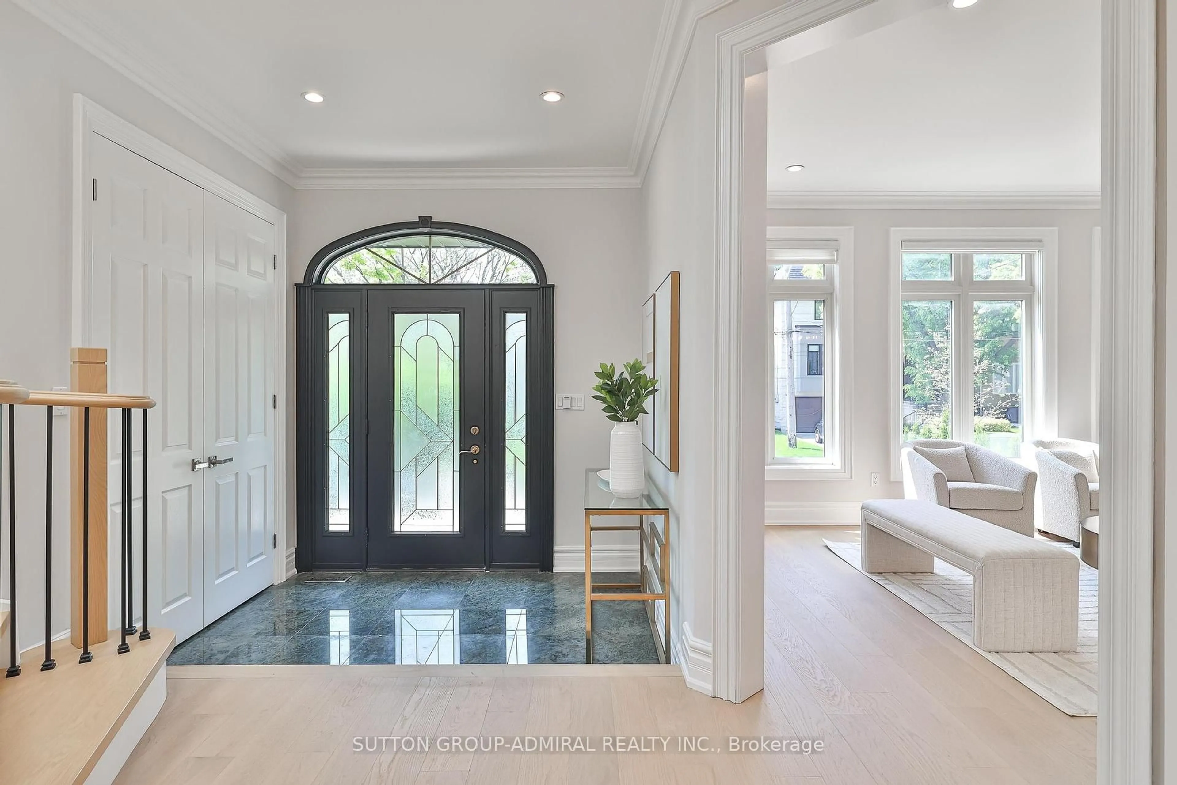 Indoor entryway for 528 Douglas Ave, Toronto Ontario M5M 1H5