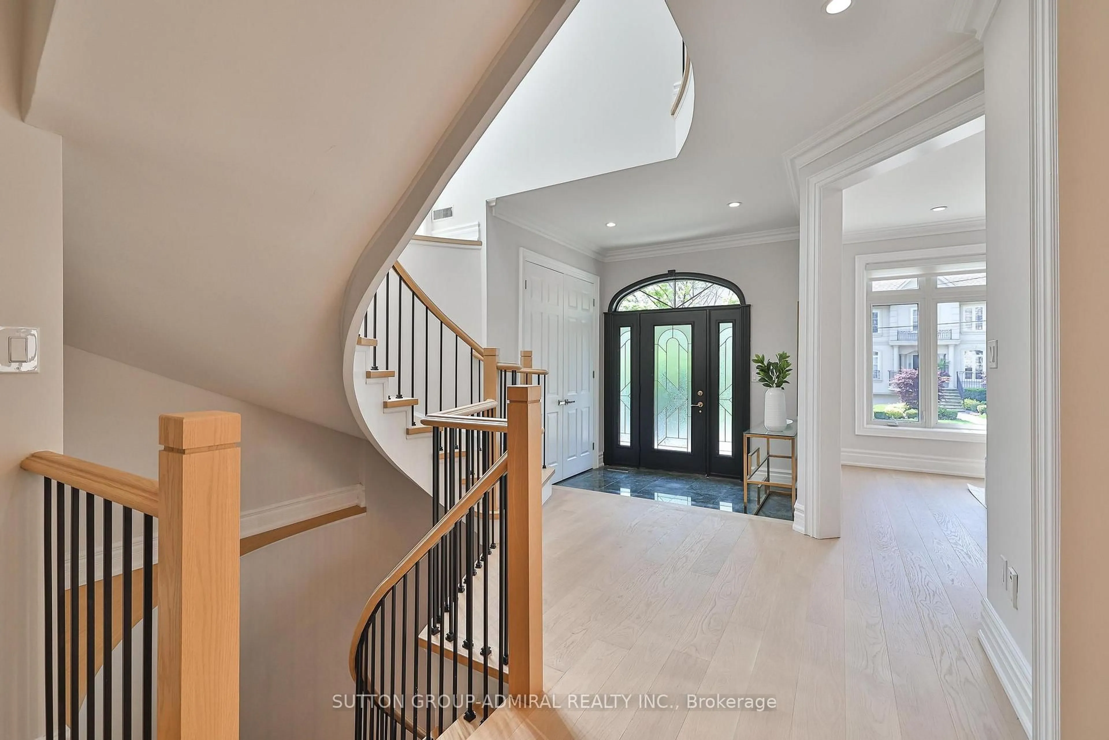 Indoor entryway for 528 Douglas Ave, Toronto Ontario M5M 1H5