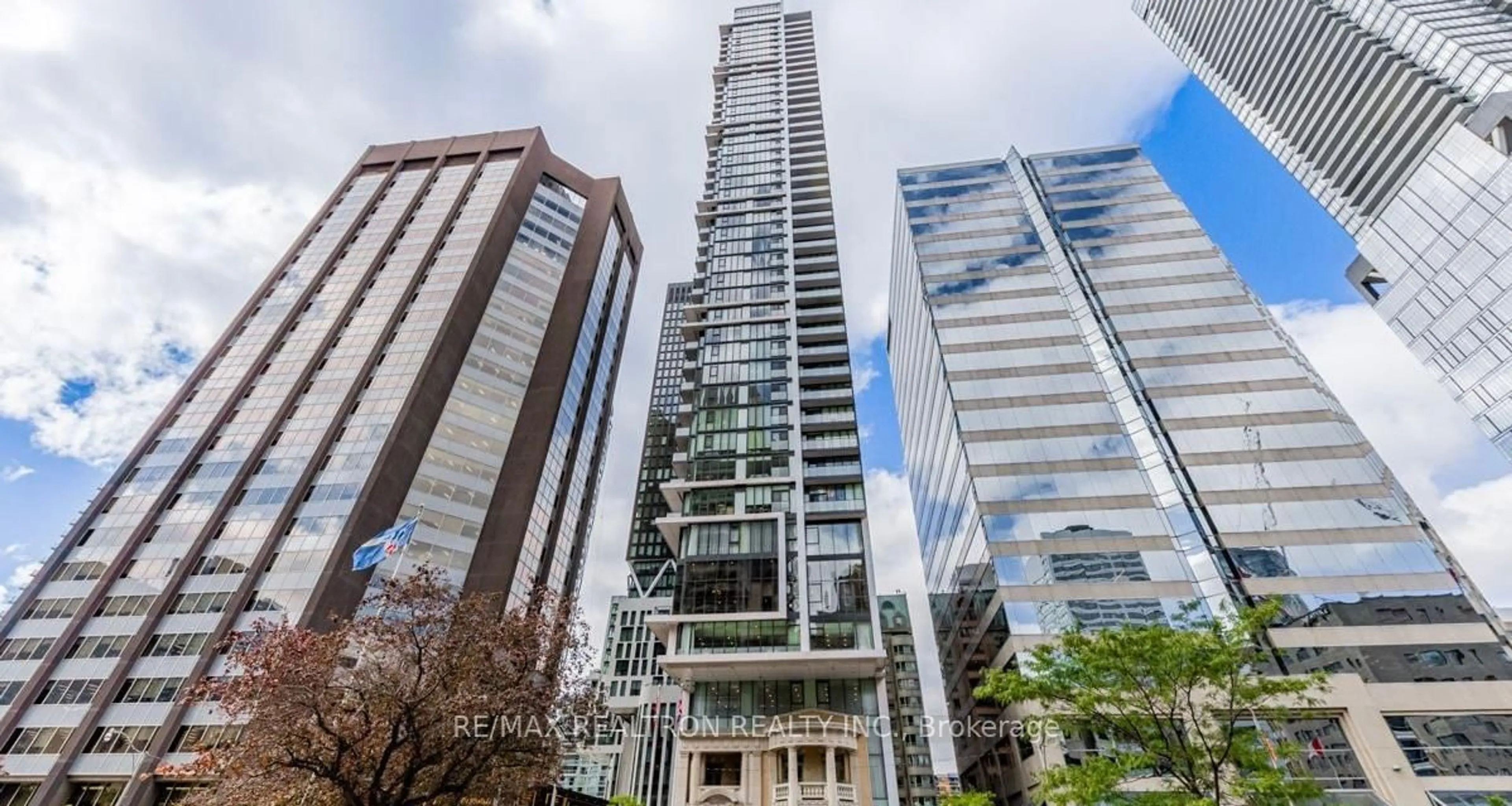 Indoor foyer for 426 University Ave #1905, Toronto Ontario M5G 1S9