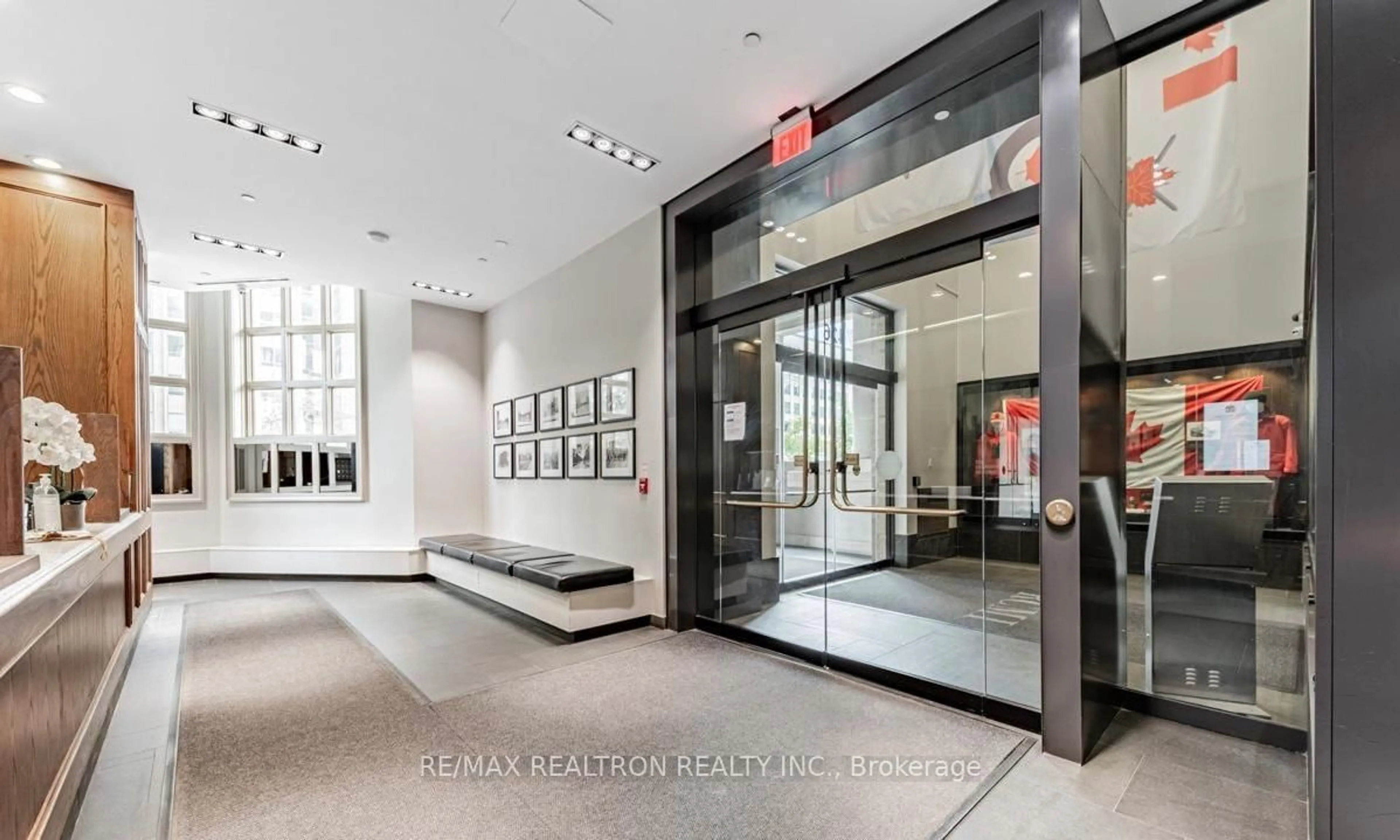 Indoor foyer for 426 University Ave #1905, Toronto Ontario M5G 1S9