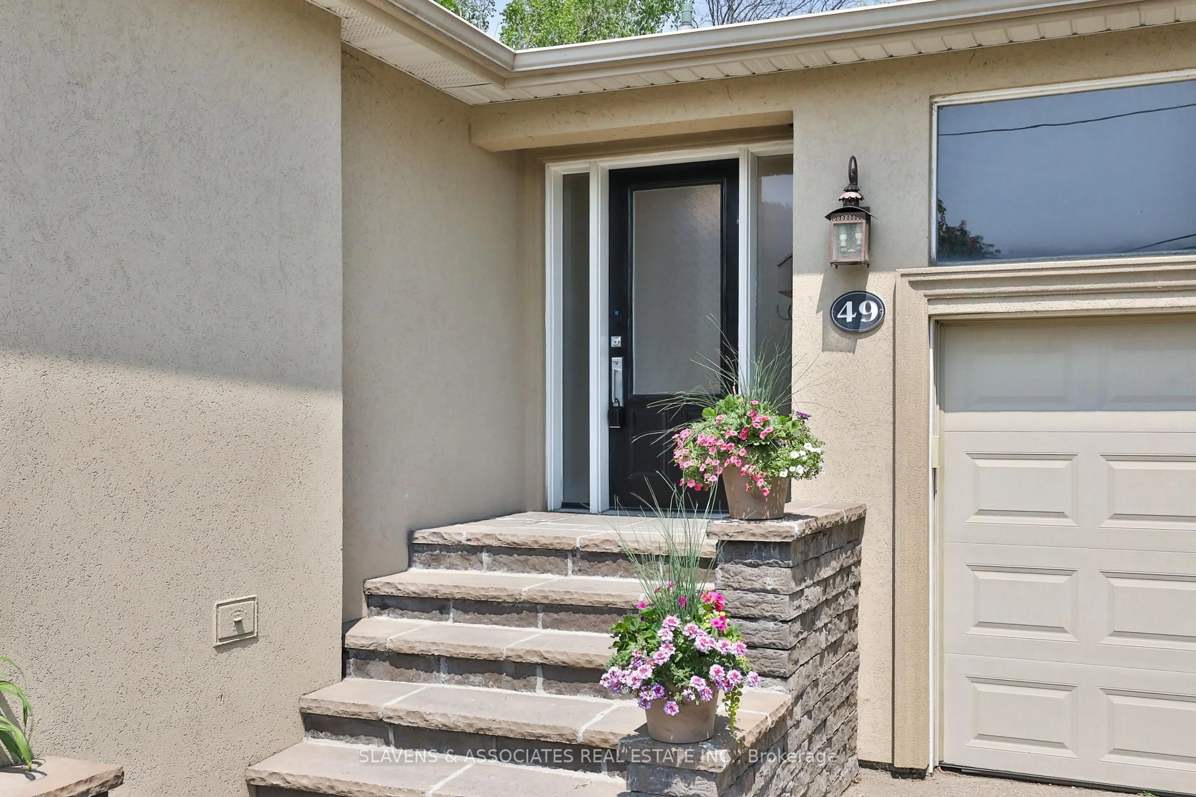 Indoor entryway for 49 Hearthstone Cres, Toronto Ontario M2R 1G2