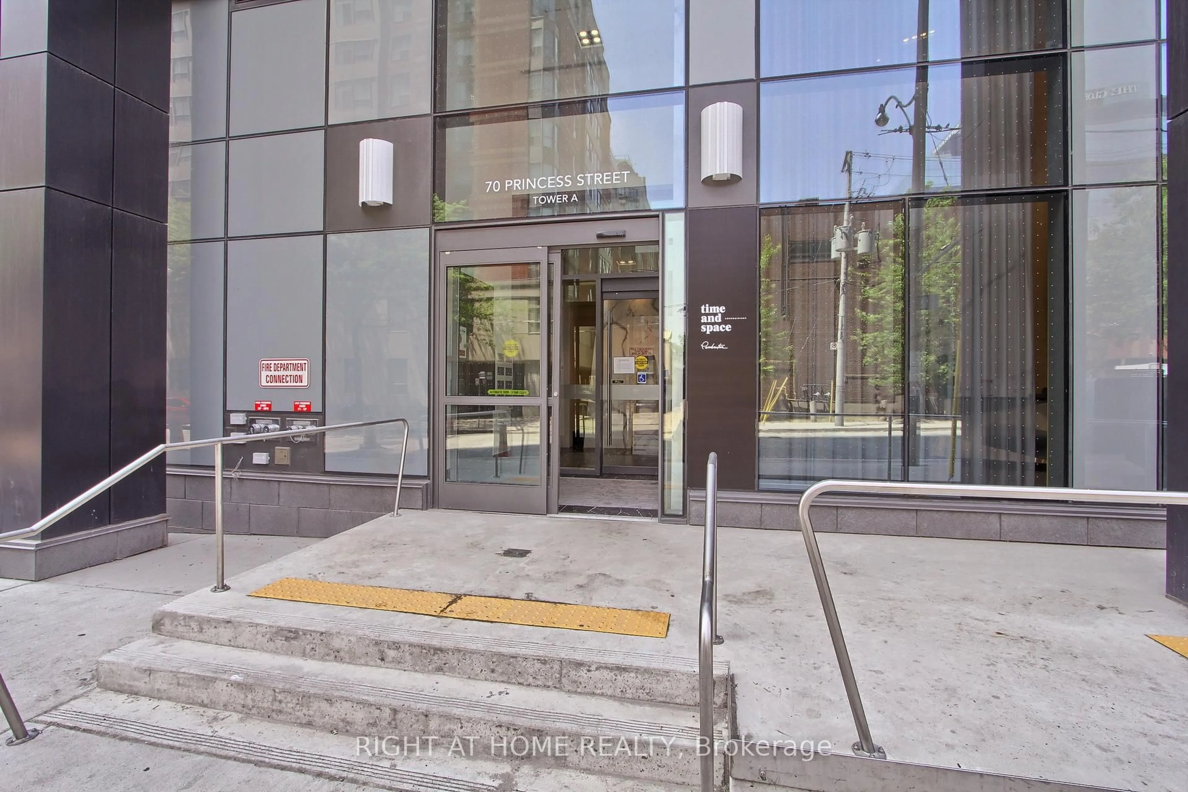 Indoor foyer for 70 Princess St #312B E, Toronto Ontario M5A 0X6