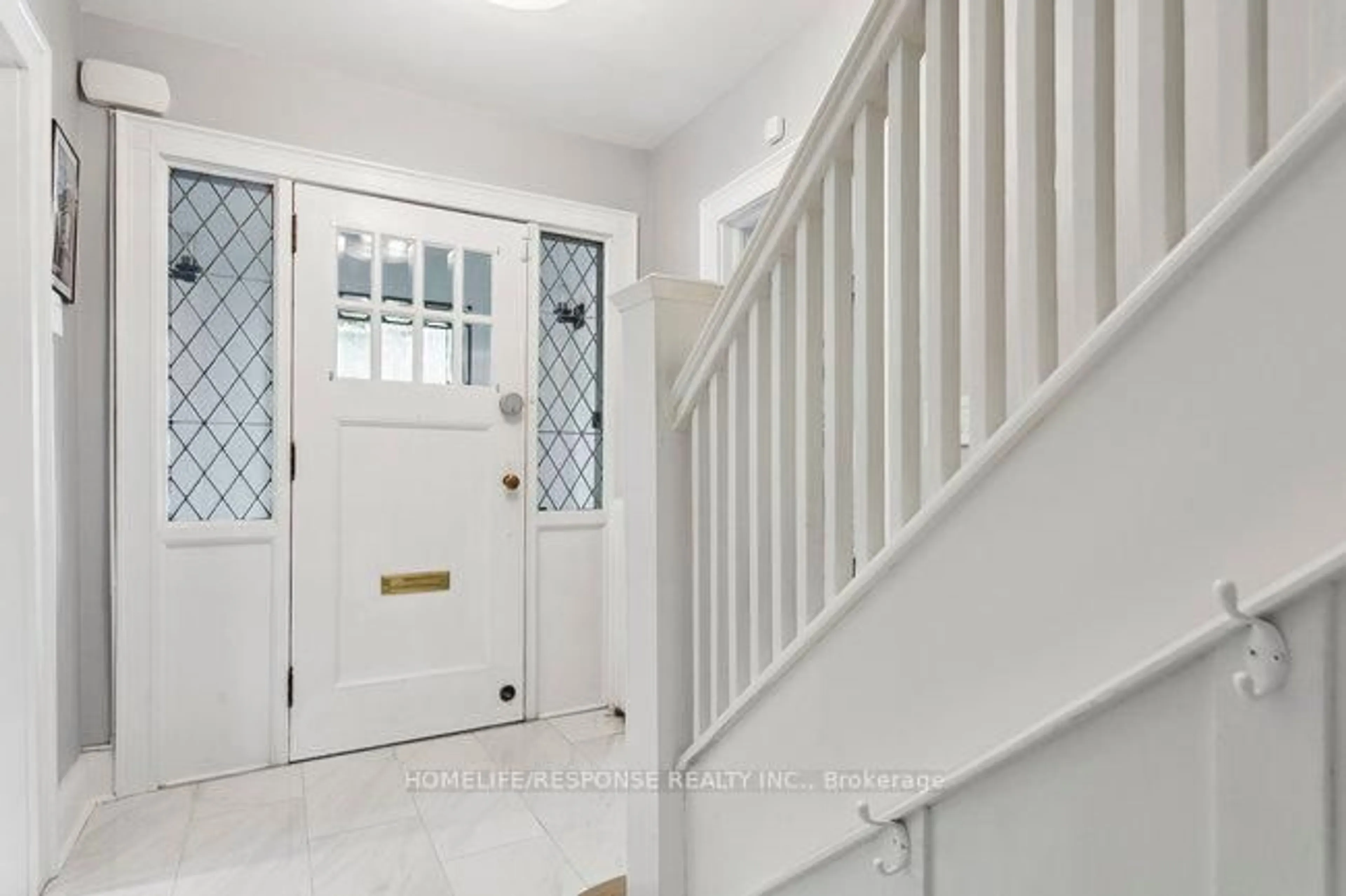 Indoor entryway for 62 LAWRENCE Ave, Toronto Ontario M5M 1A5