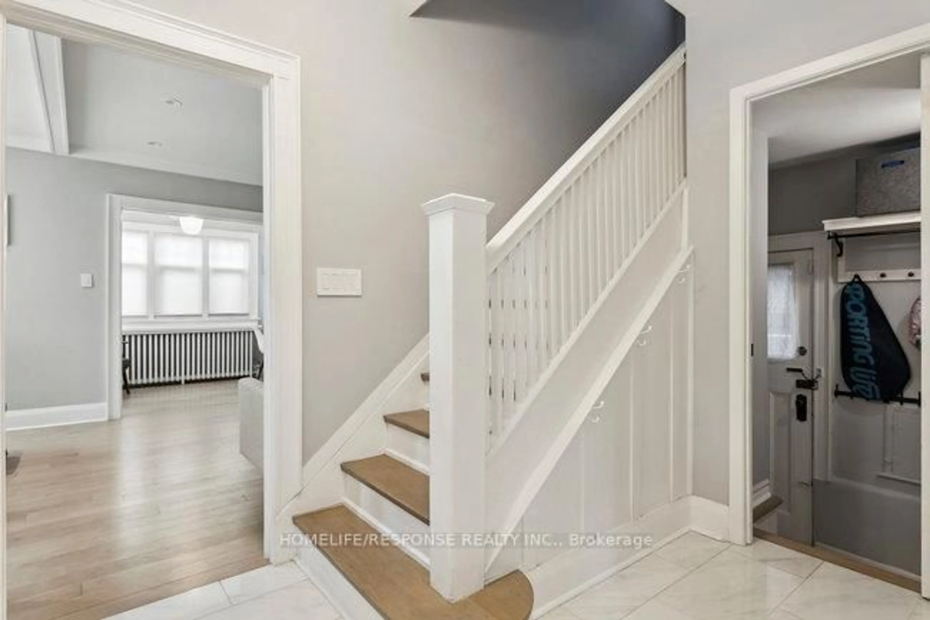 Indoor entryway for 62 LAWRENCE Ave, Toronto Ontario M5M 1A5