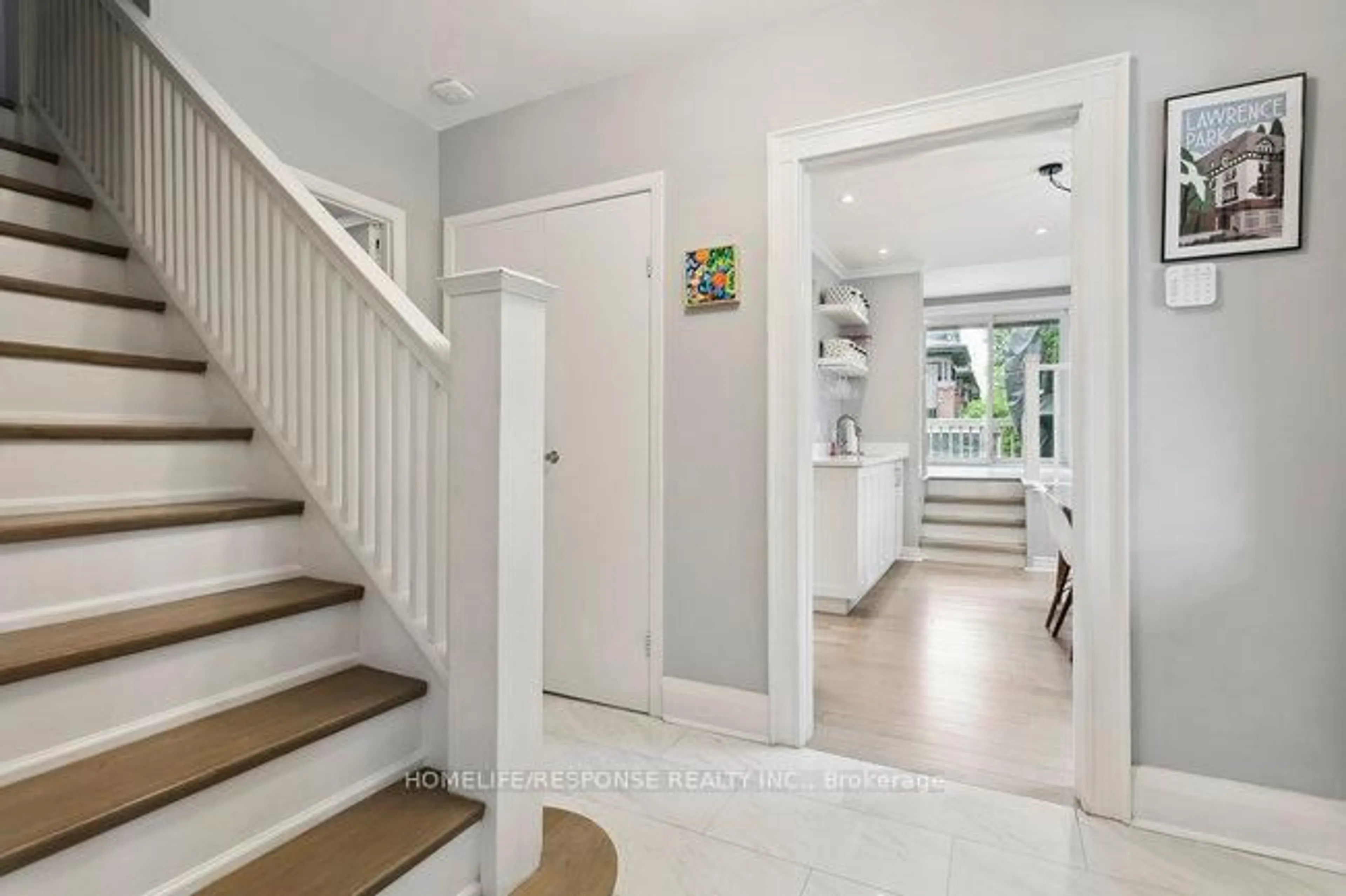 Indoor entryway for 62 LAWRENCE Ave, Toronto Ontario M5M 1A5
