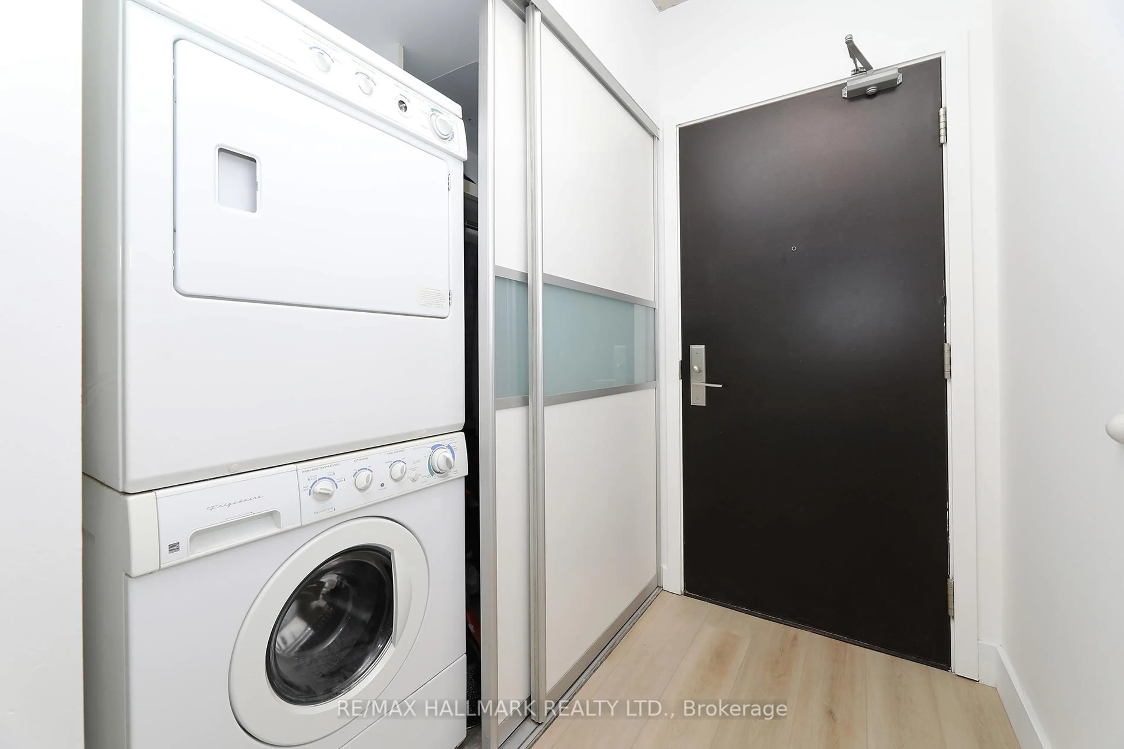 Laundry room for 55 Stewart St #520, Toronto Ontario M5V 2V1
