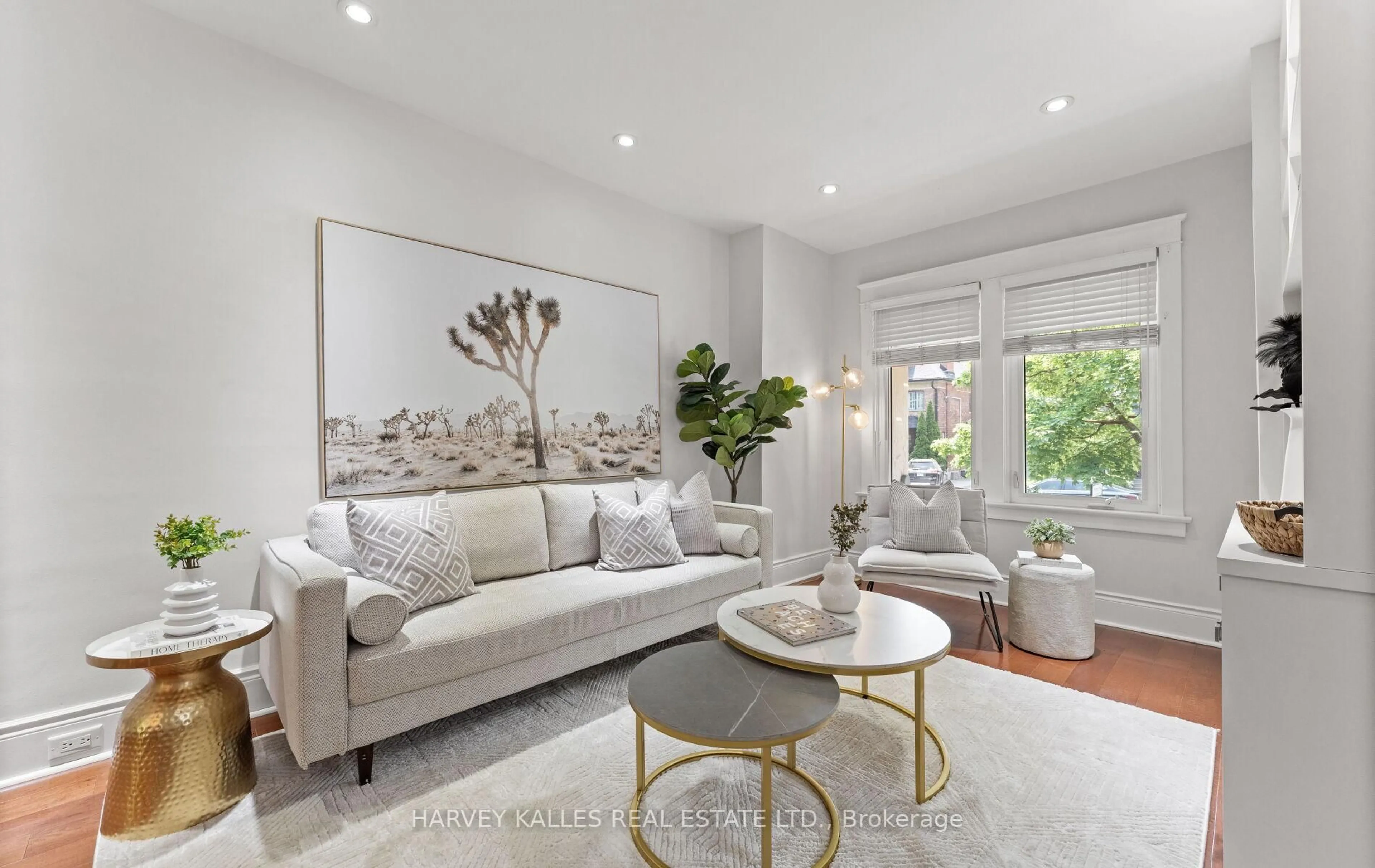Living room with furniture, unknown for 138 Briar Hill Ave, Toronto Ontario M4R 1H9