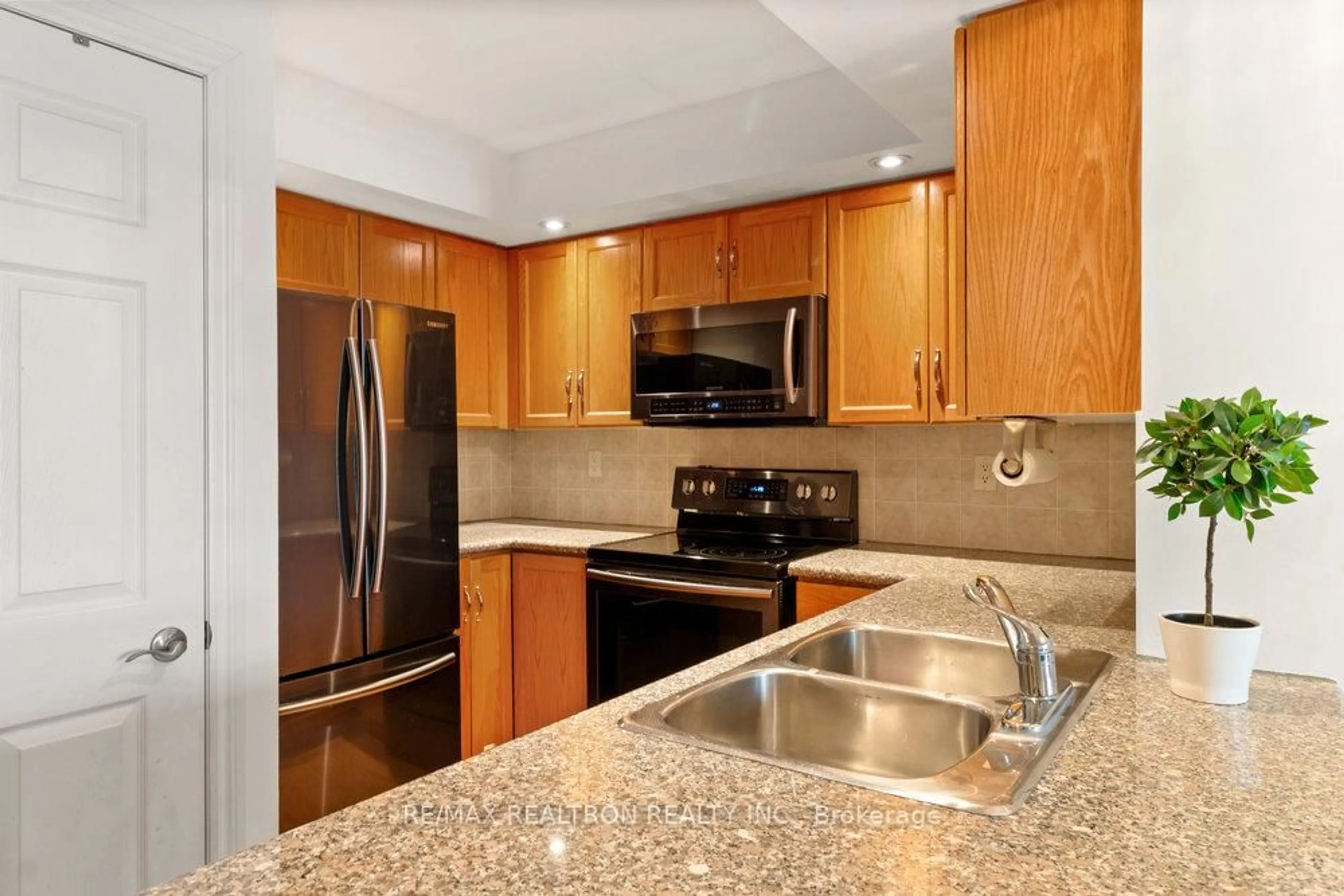 Standard kitchen, ceramic/tile floor for 250 Wellington St #1232, Toronto Ontario M5V 3P6