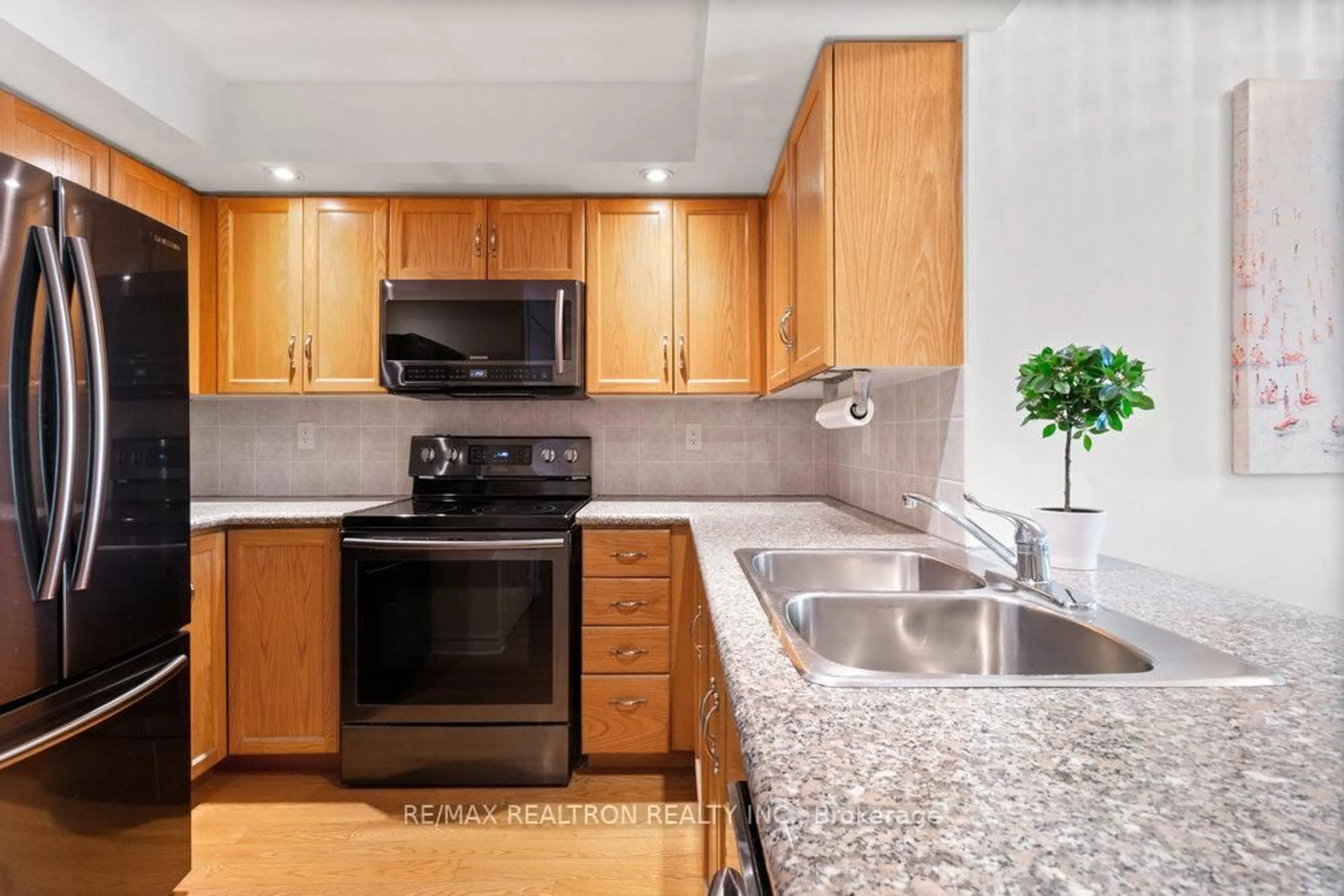 Standard kitchen, unknown for 250 Wellington St #1232, Toronto Ontario M5V 3P6
