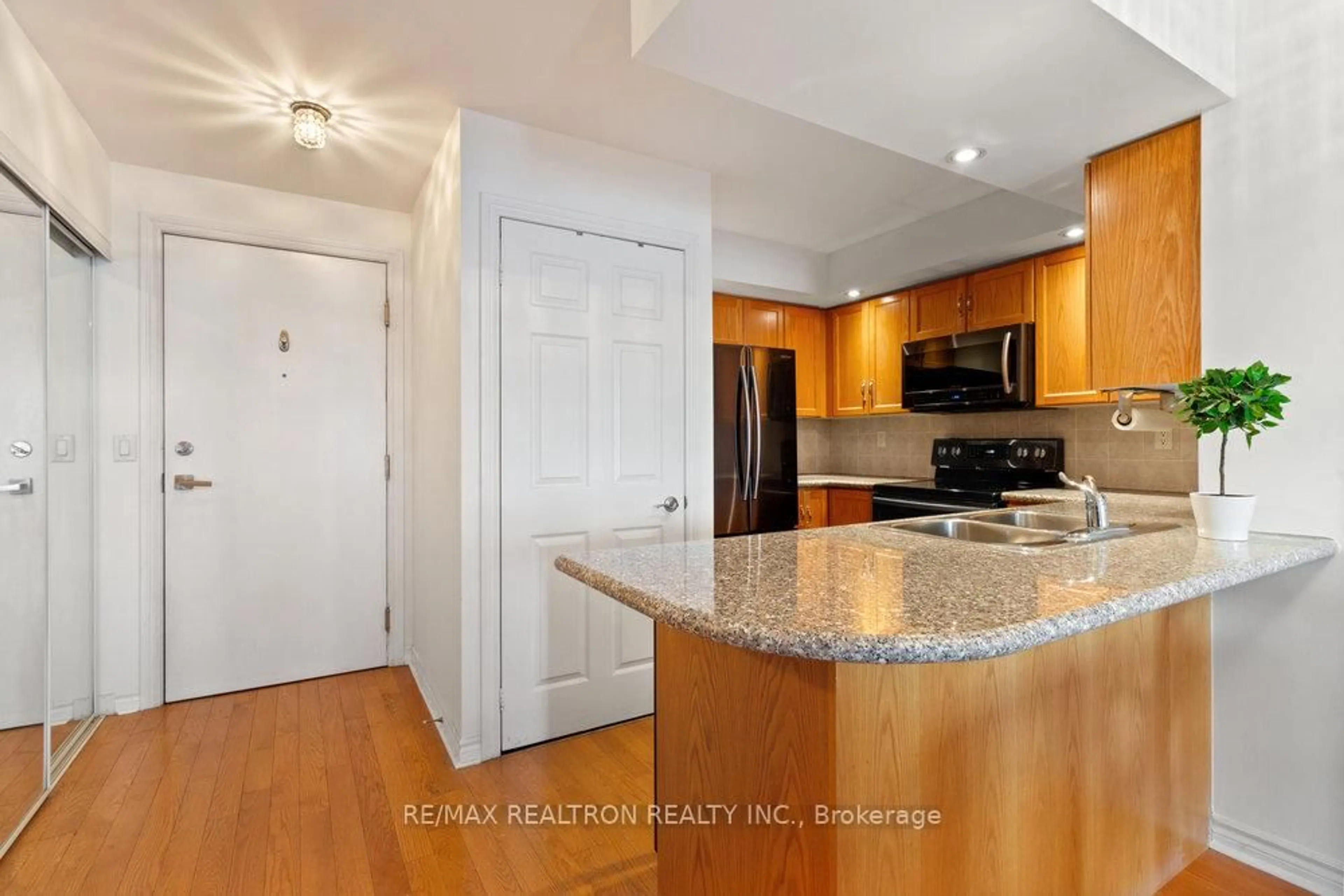 Standard kitchen, unknown for 250 Wellington St #1232, Toronto Ontario M5V 3P6