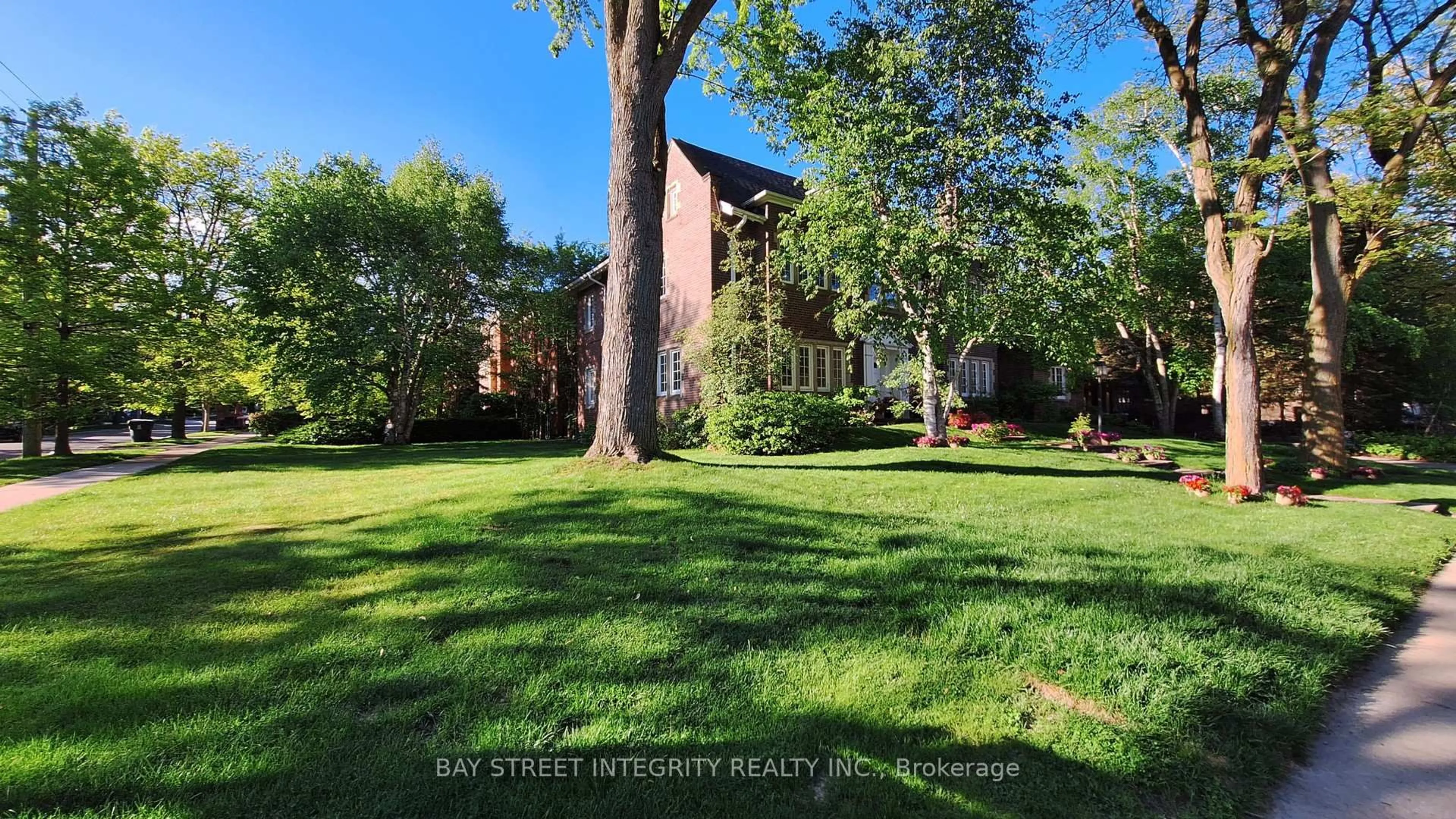 A pic from outside/outdoor area/front of a property/back of a property/a pic from drone, street for 184 Heath St, Toronto Ontario M4V 1V2