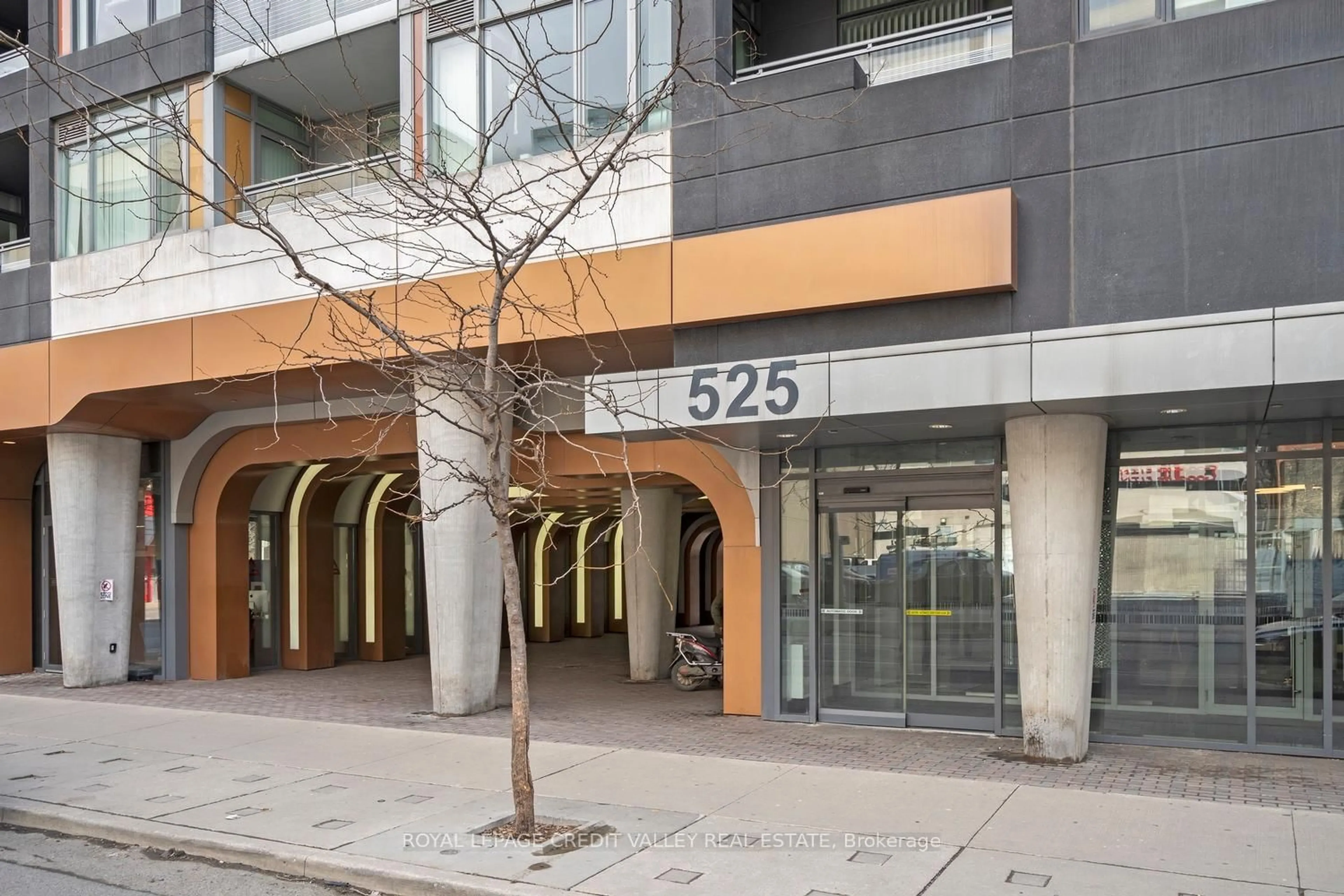 Indoor foyer for 525 Adelaide St #1732, Toronto Ontario M5V 0N7