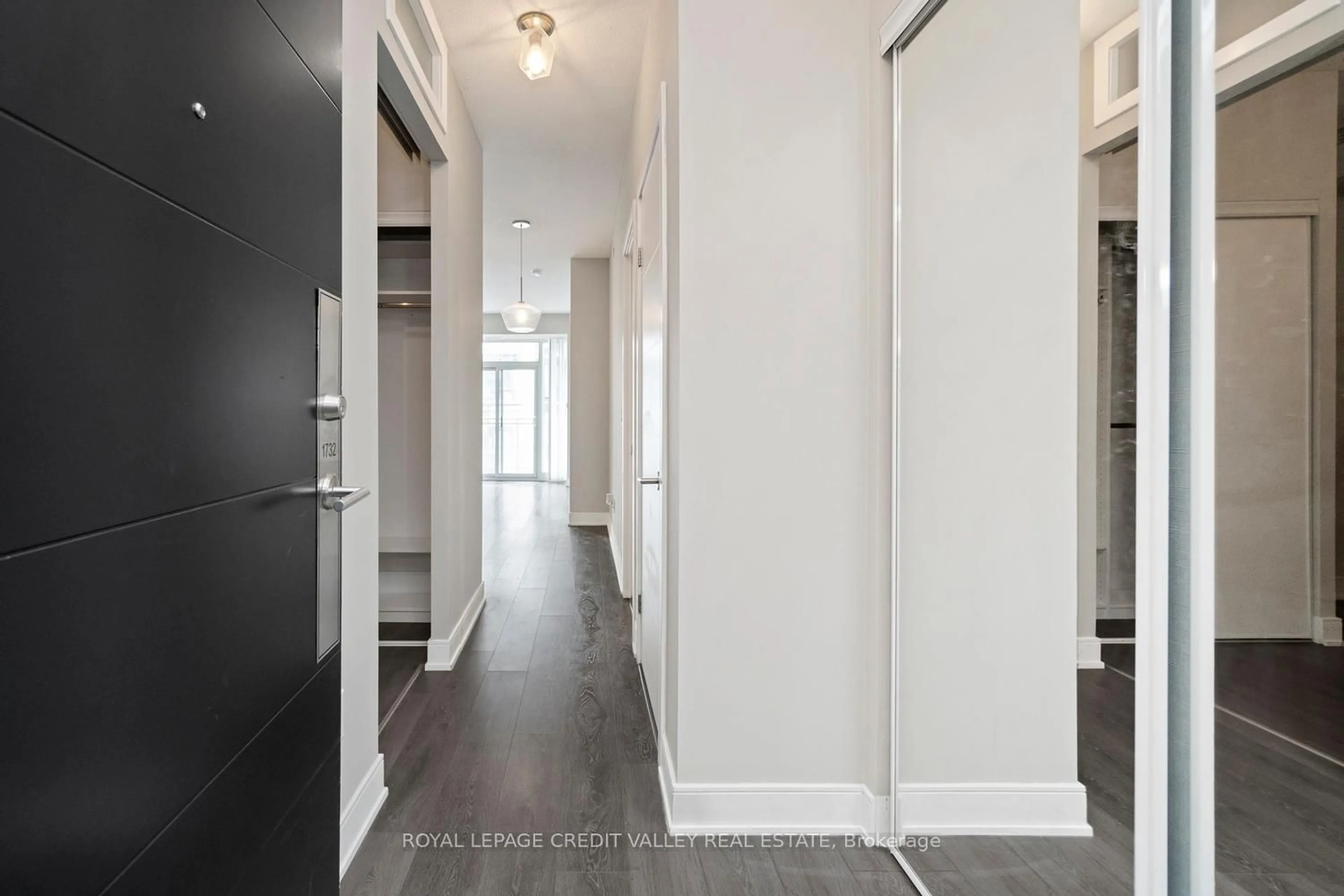 Indoor entryway for 525 Adelaide St #1732, Toronto Ontario M5V 0N7