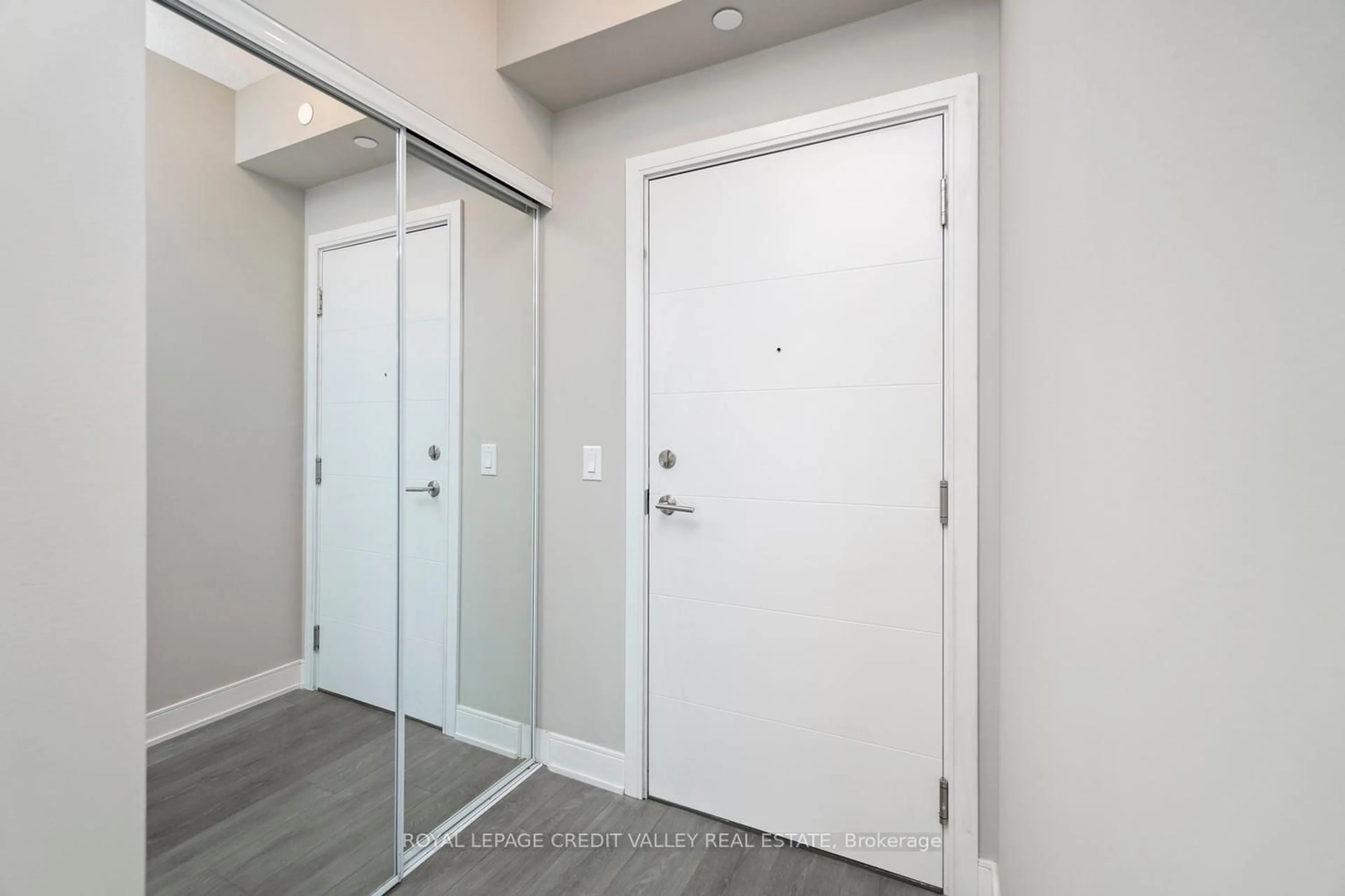Indoor entryway for 525 Adelaide St #1732, Toronto Ontario M5V 0N7
