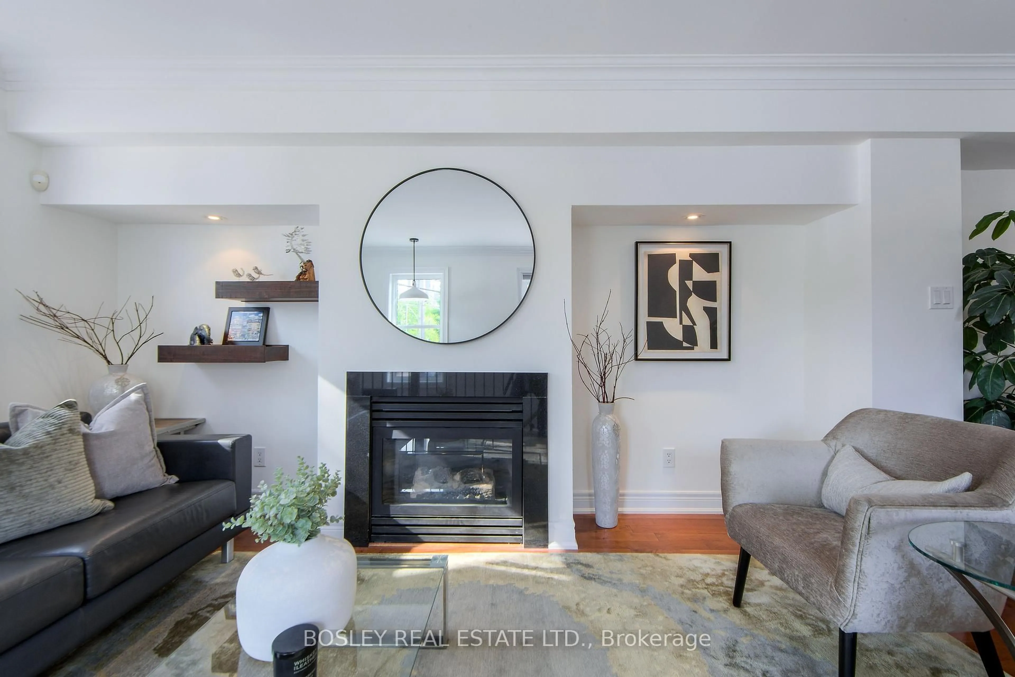 Living room with furniture, unknown for 188 McCaul St, Toronto Ontario M5T 1W5