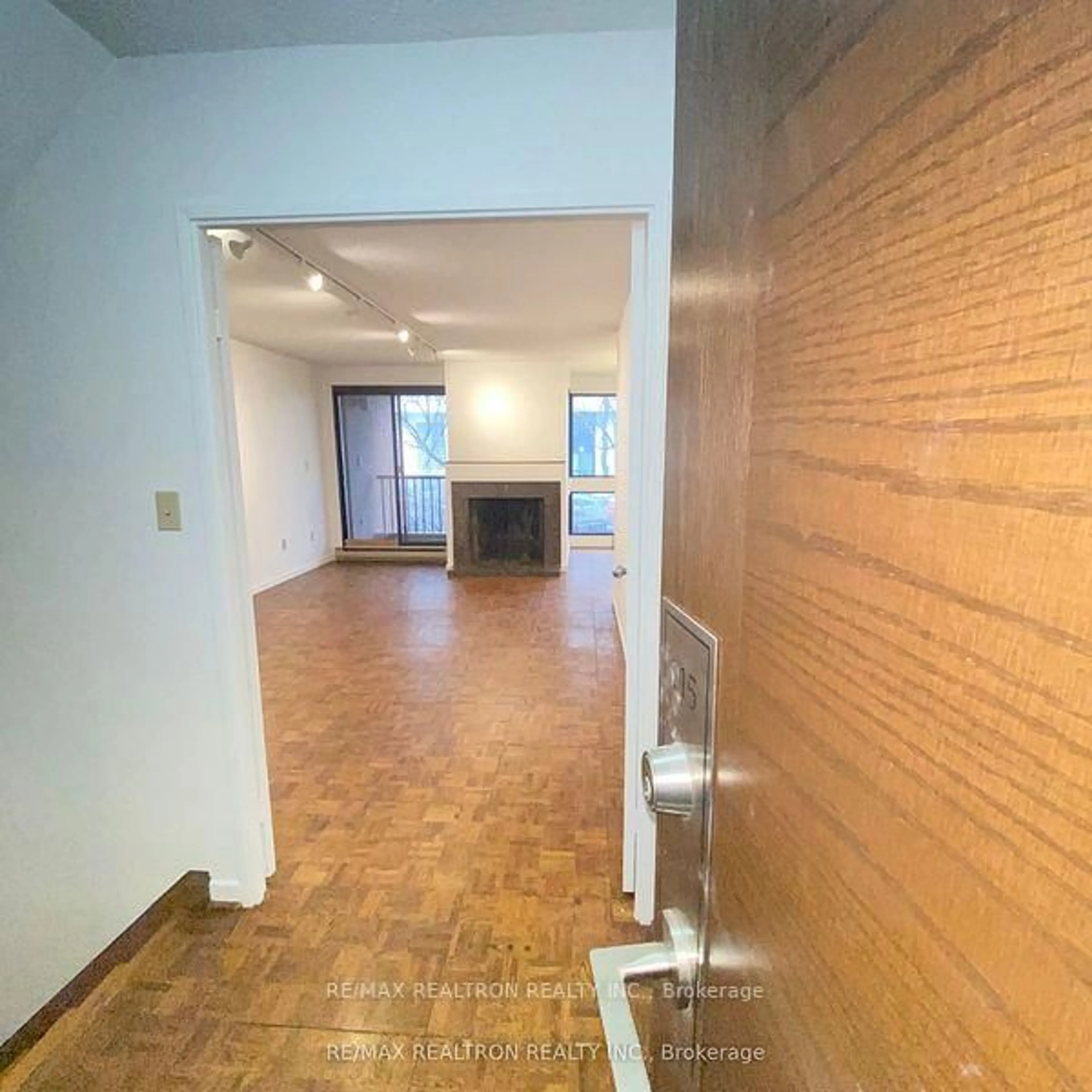 Indoor foyer for 349 St Clair Ave #115, Toronto Ontario M5P 1N3