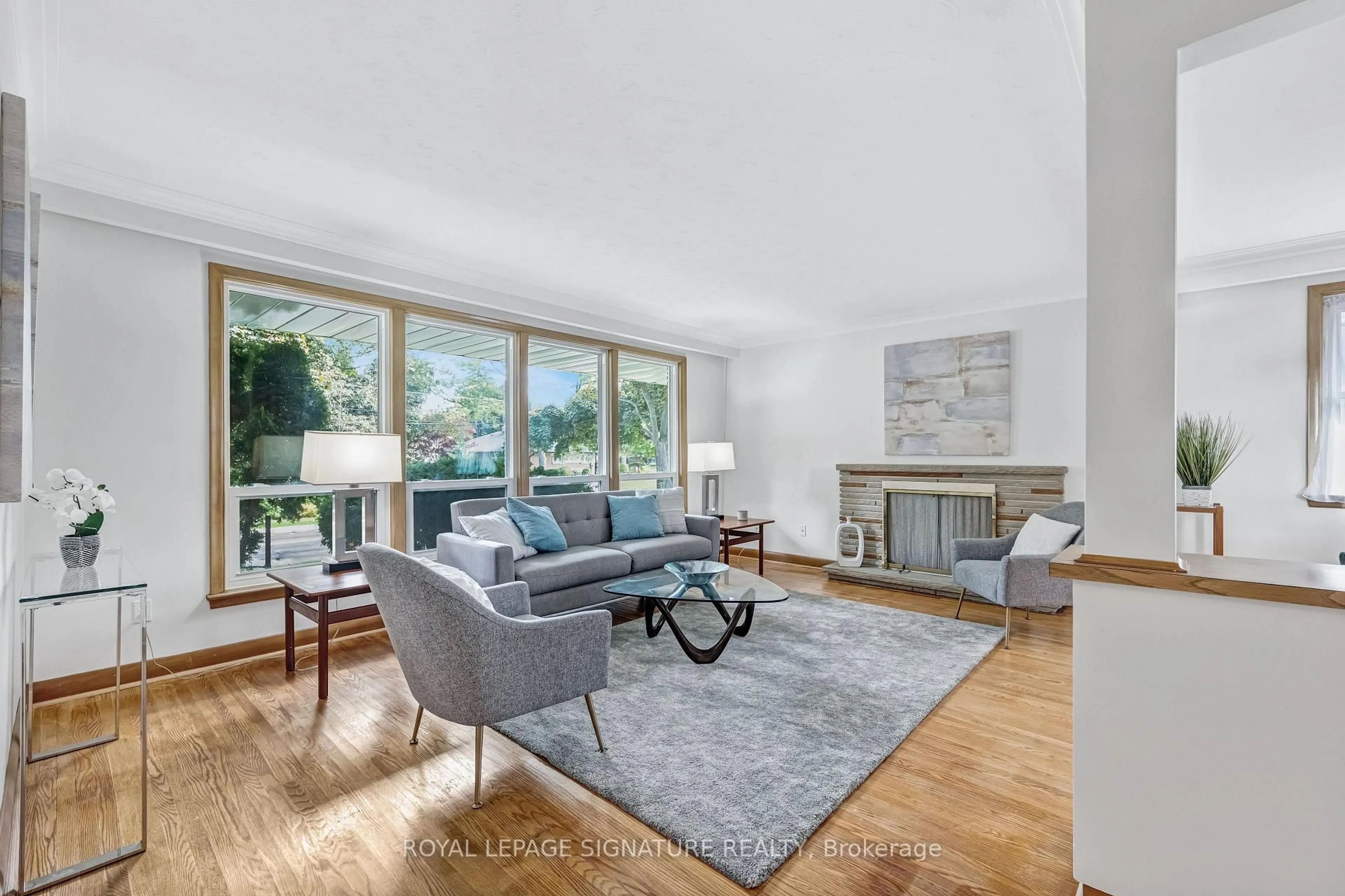 Living room with furniture, unknown for 186 Burbank Dr, Toronto Ontario M2K 1P4