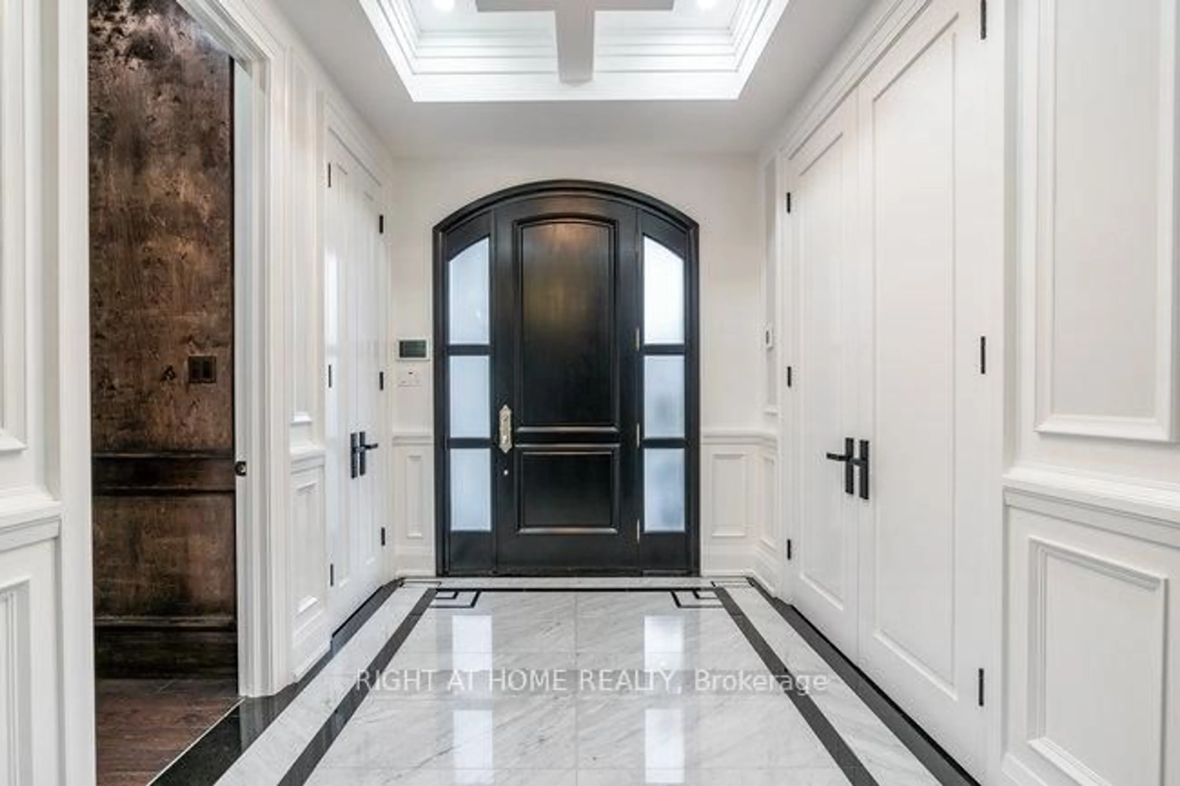 Indoor entryway for 30 Denver Cres, Toronto Ontario M2J 1G8
