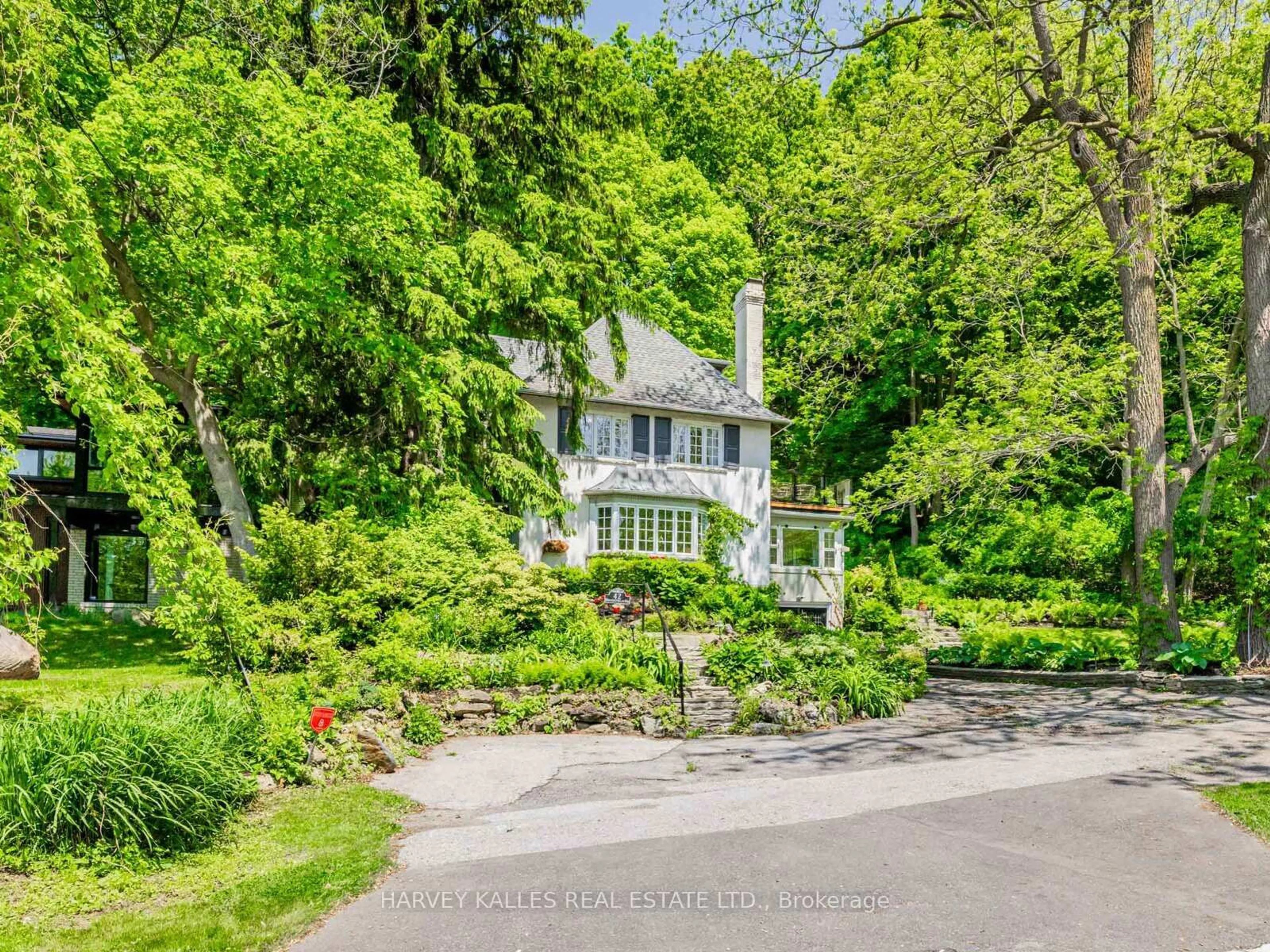 A pic from outside/outdoor area/front of a property/back of a property/a pic from drone, street for 42 Brookfield Rd, Toronto Ontario M2P 1A9