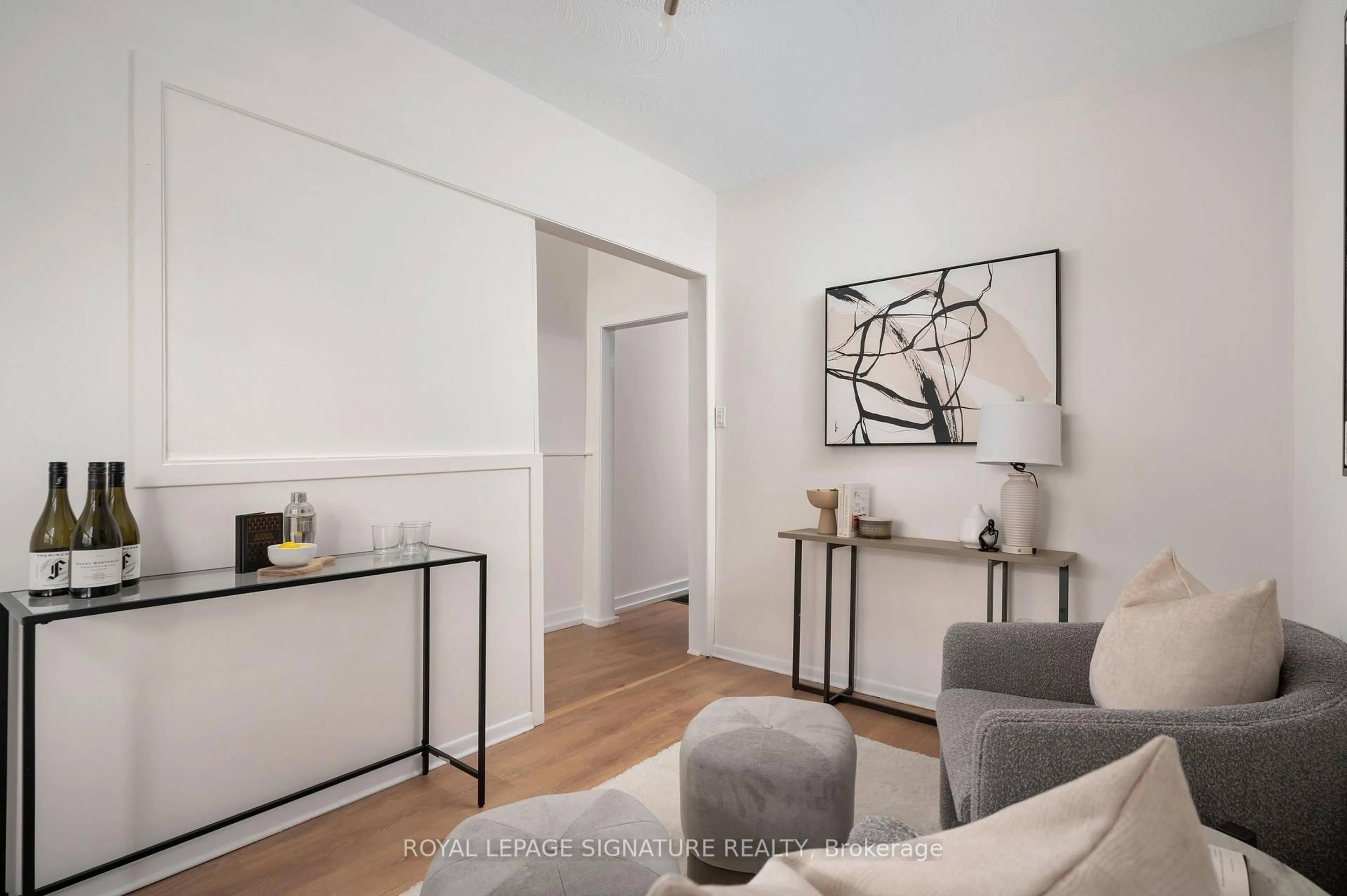 Living room with furniture, unknown for 136 Montrose Ave, Toronto Ontario M6J 2T7