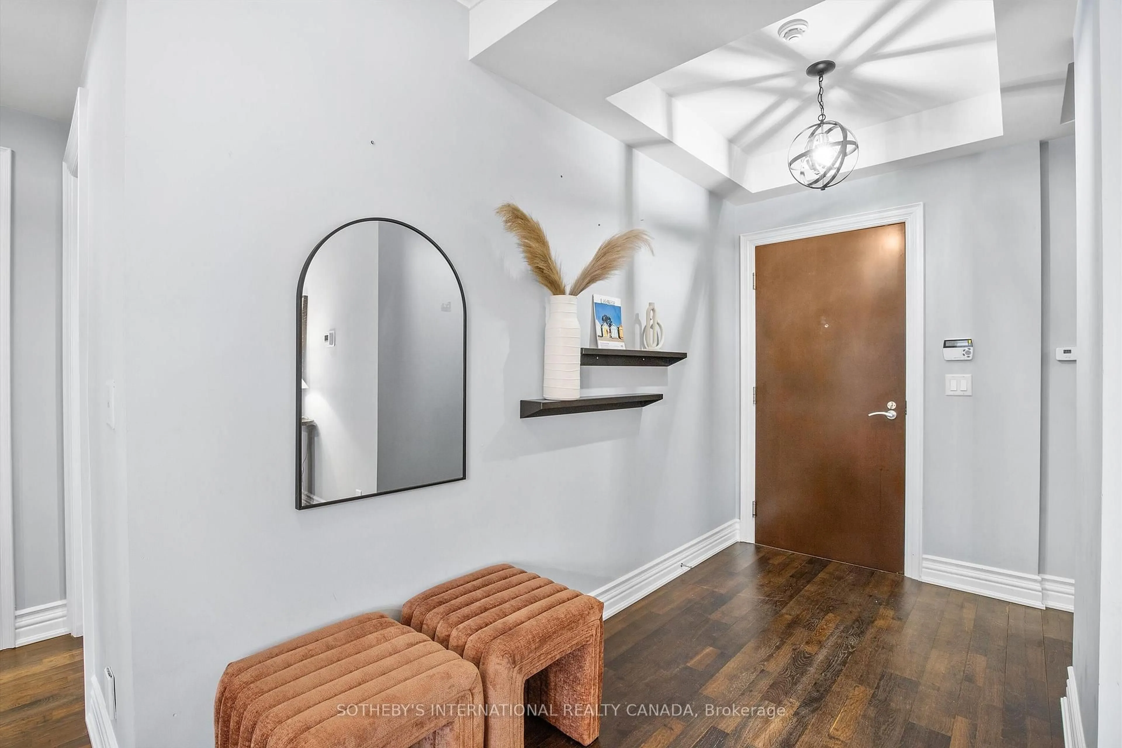 Indoor entryway for 68 Yorkville Ave #308, Toronto Ontario M5R 3V7