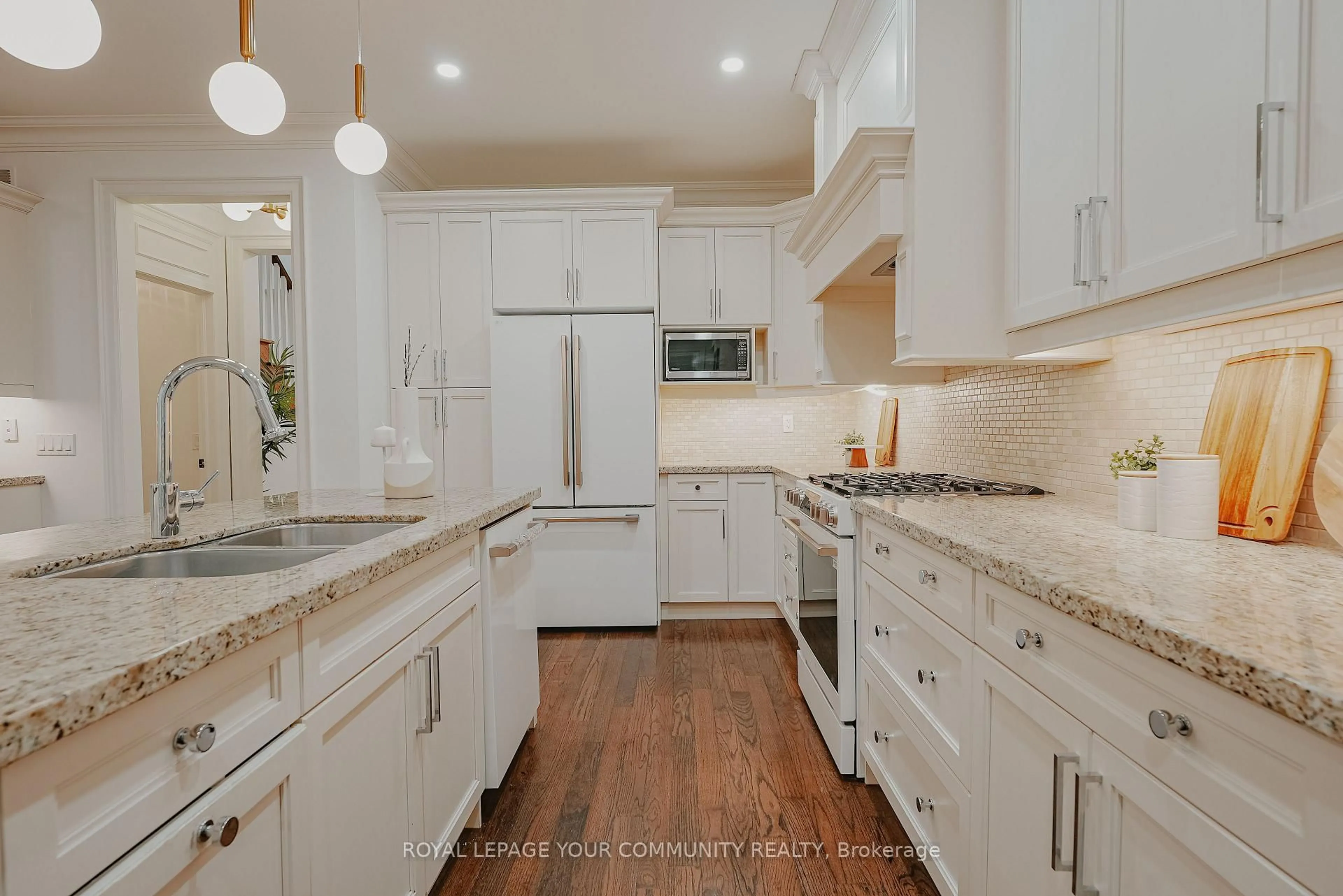 Open concept kitchen, unknown for 136 Bowood Ave, Toronto Ontario M4N 1Y5
