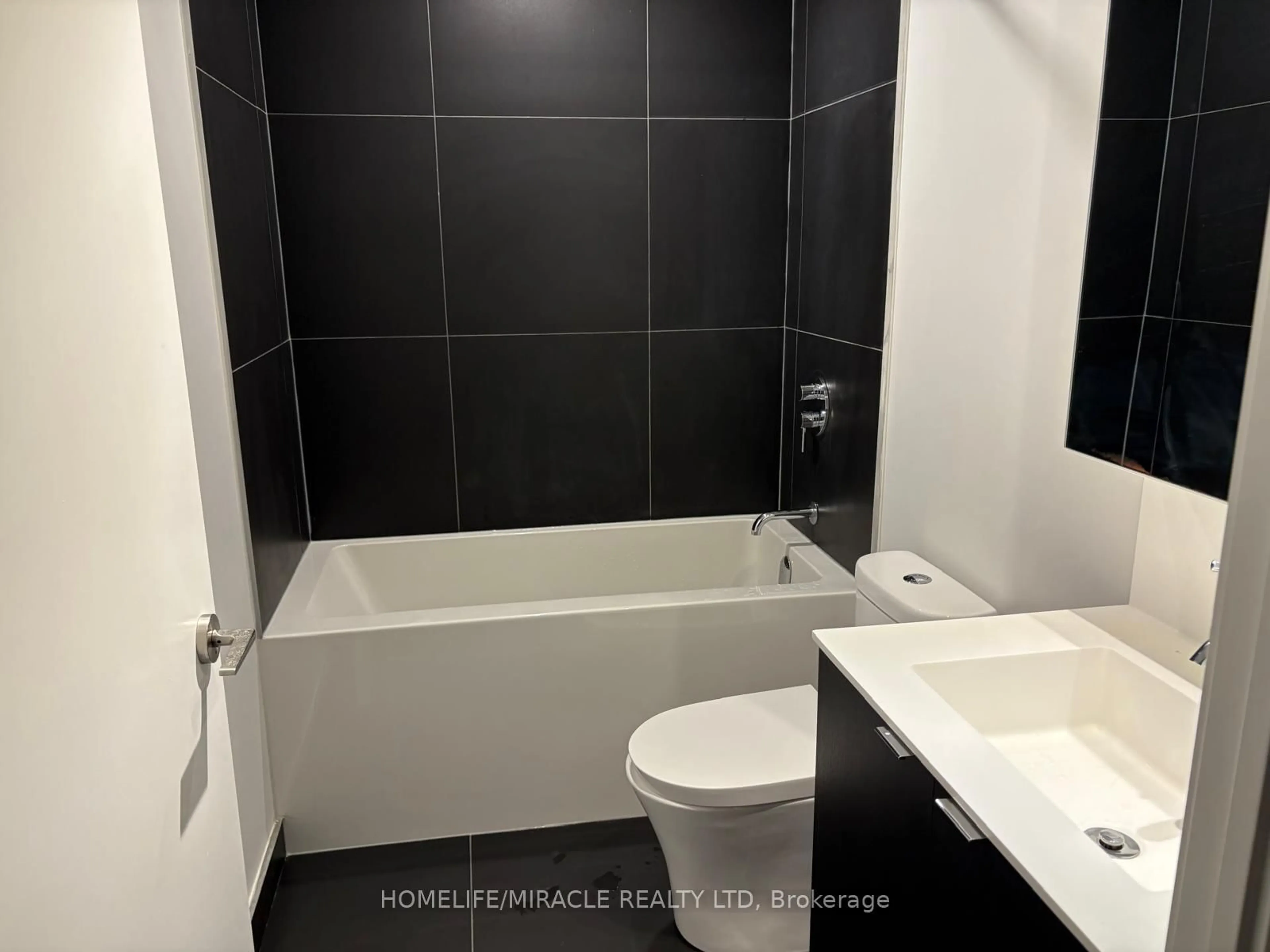 Standard bathroom, ceramic/tile floor for 20 Edward St #1422, Toronto Ontario M5G 1C9