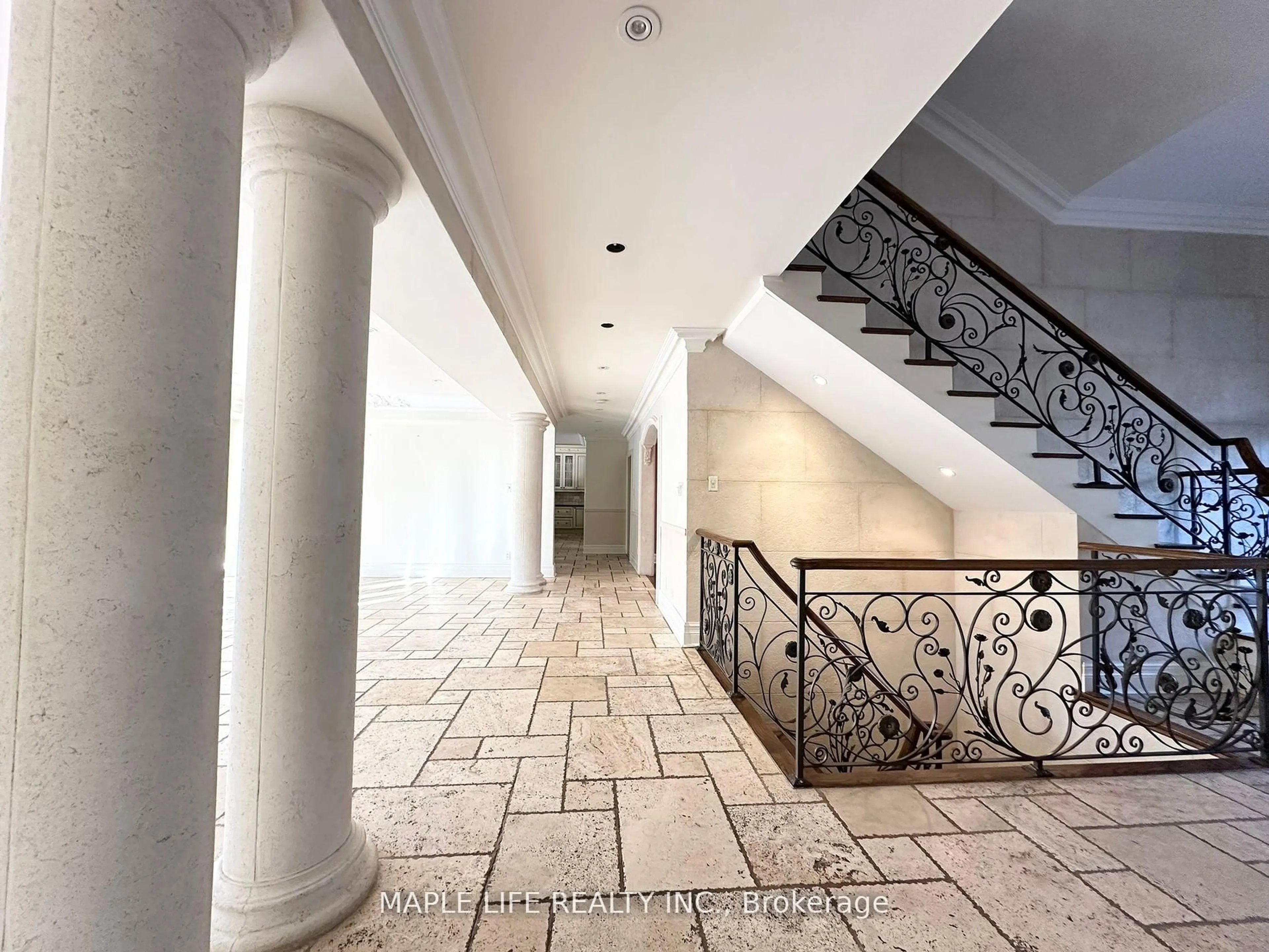 Indoor foyer for 16 Brian Cliff Dr, Toronto Ontario M3B 2G2
