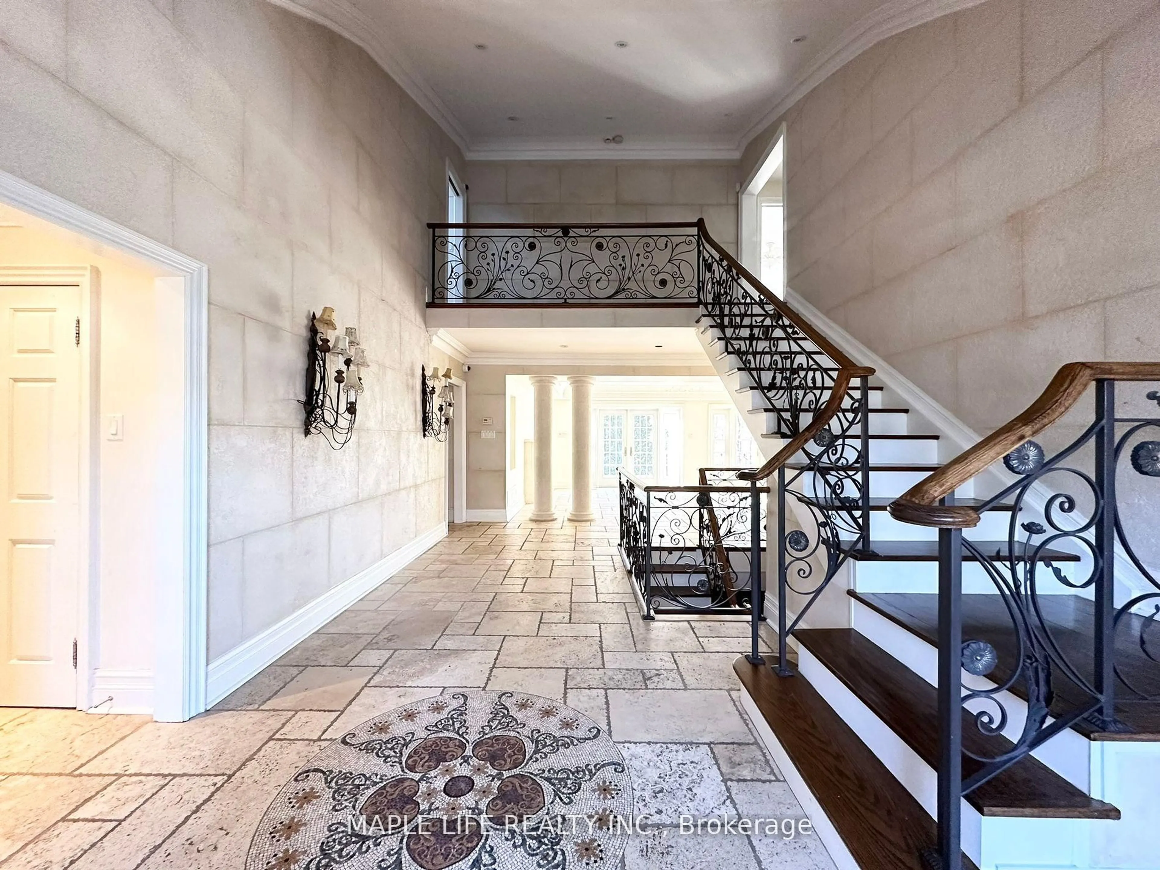 Indoor foyer for 16 Brian Cliff Dr, Toronto Ontario M3B 2G2