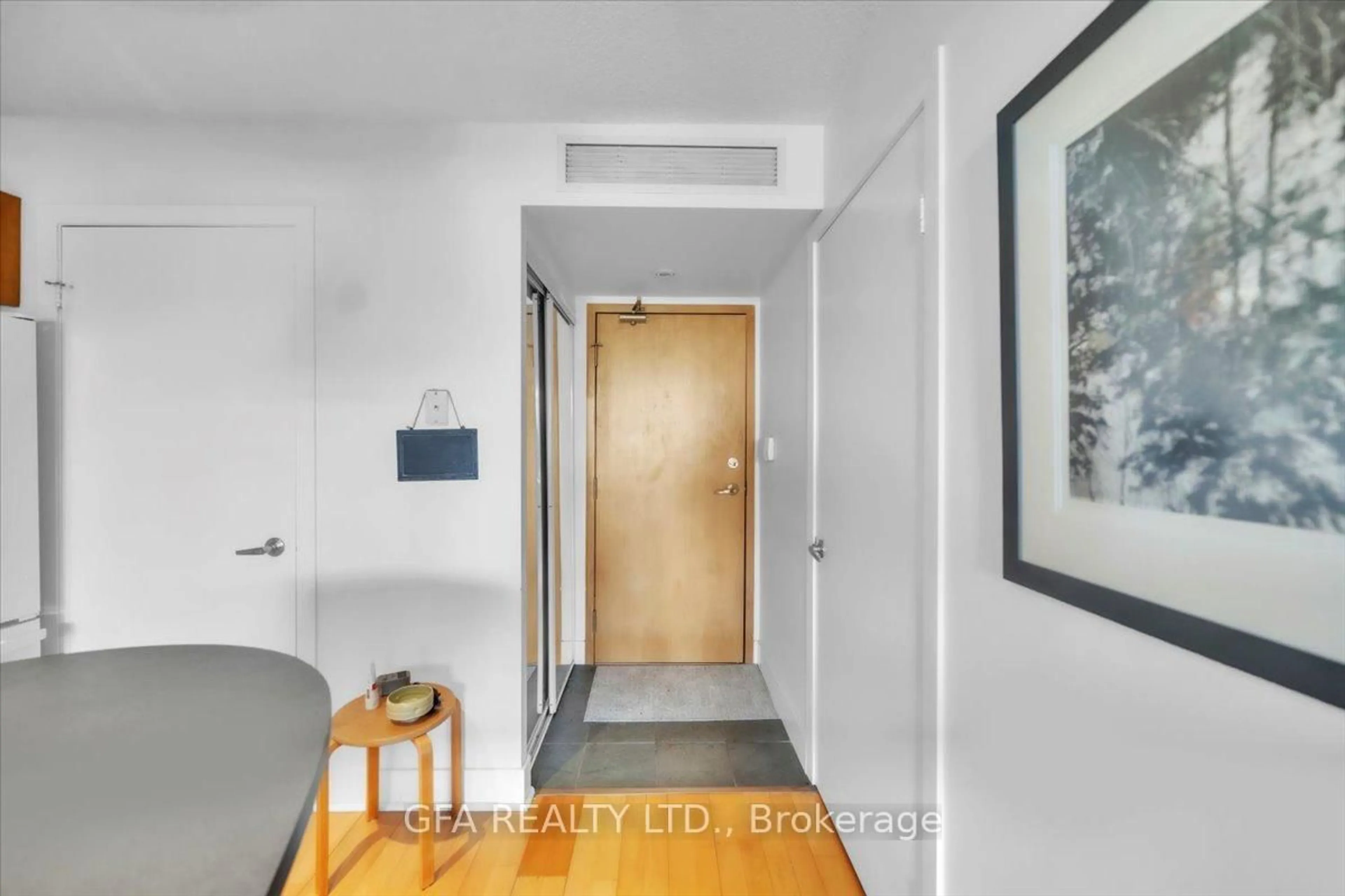 Indoor entryway for 550 Queens Quay #318, Toronto Ontario M5V 3M8