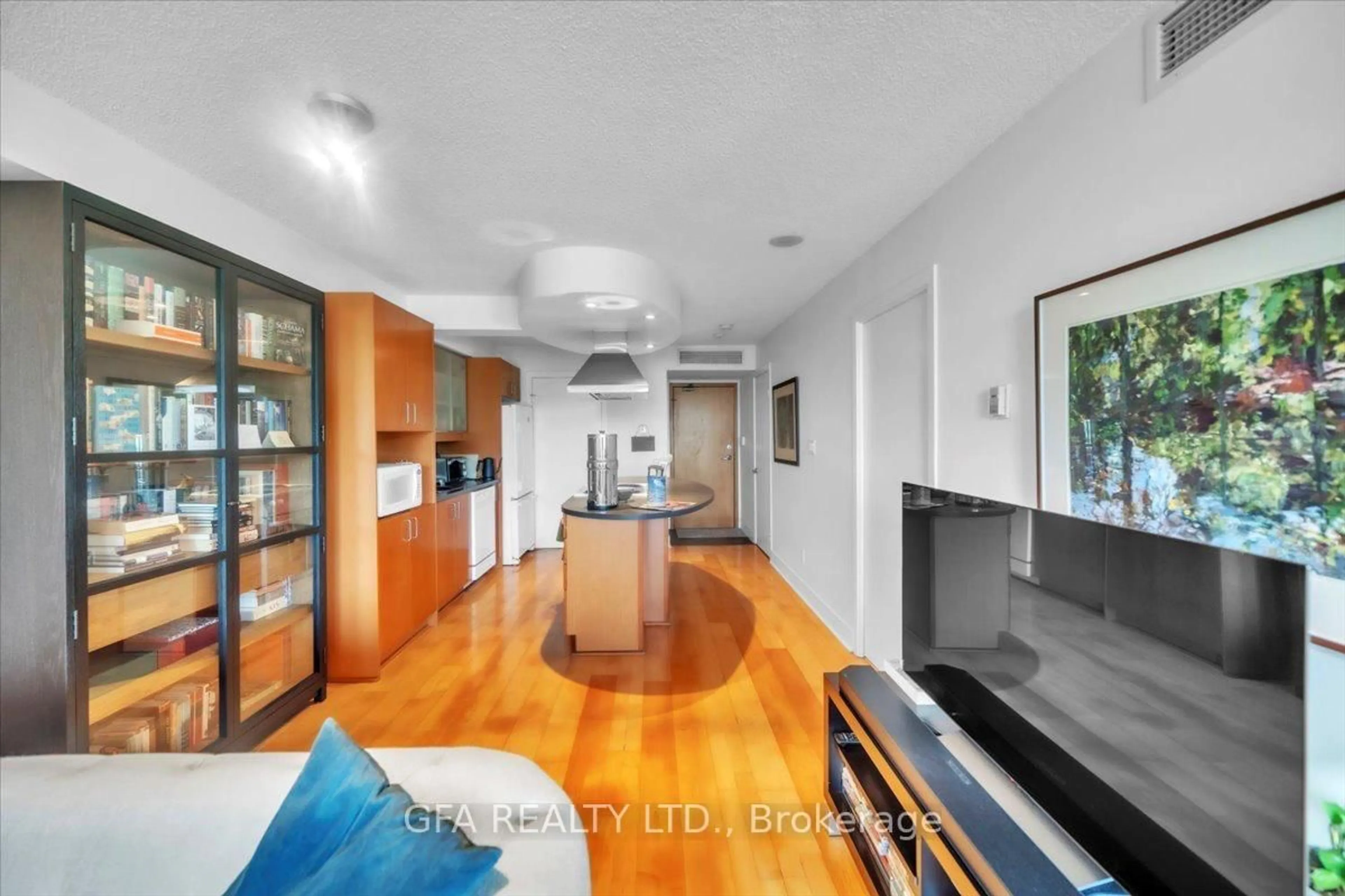Unknown for 550 Queens Quay #318, Toronto Ontario M5V 3M8