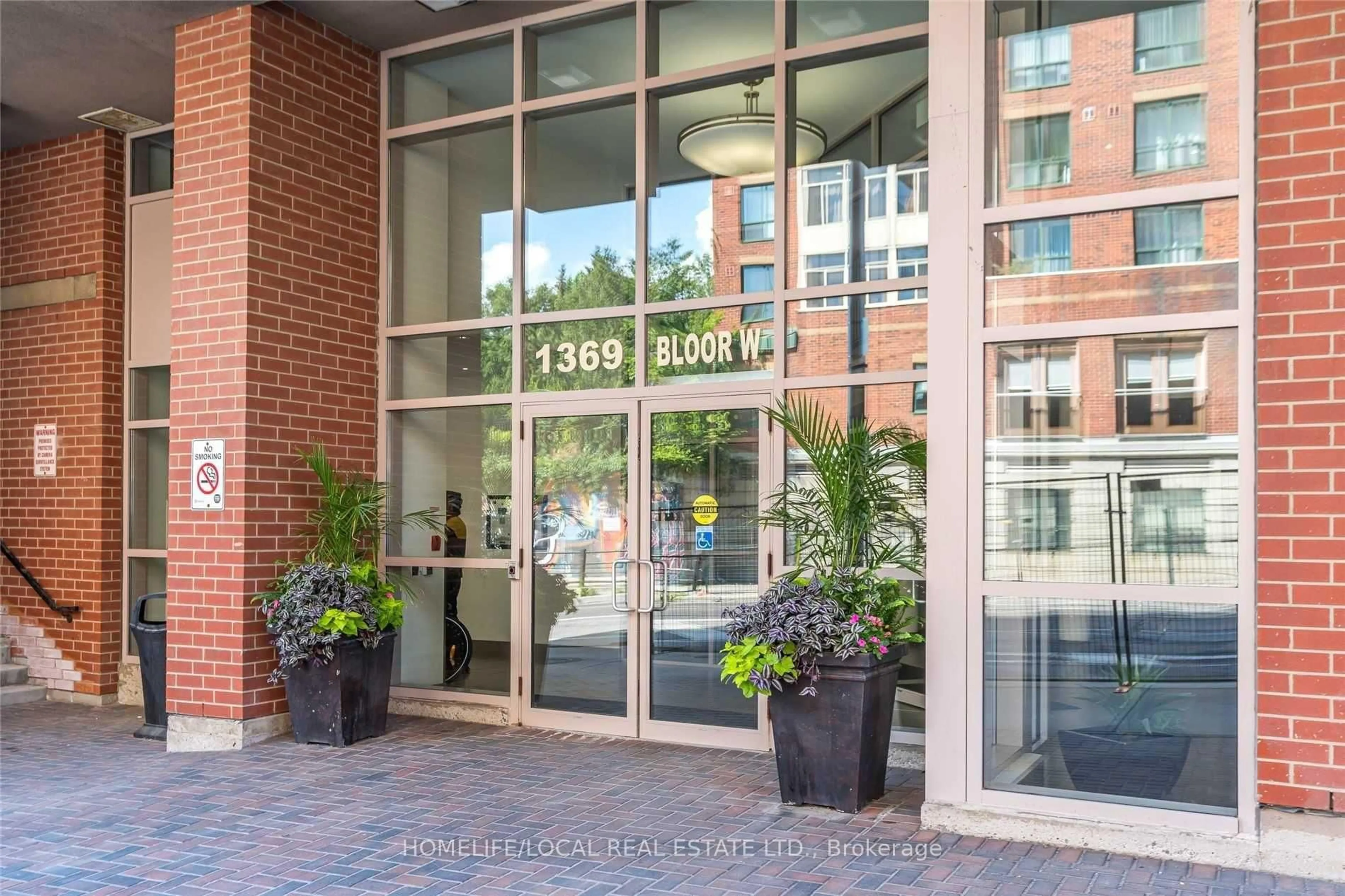 Indoor foyer for 1369 Bloor St #316, Toronto Ontario M6P 4J4