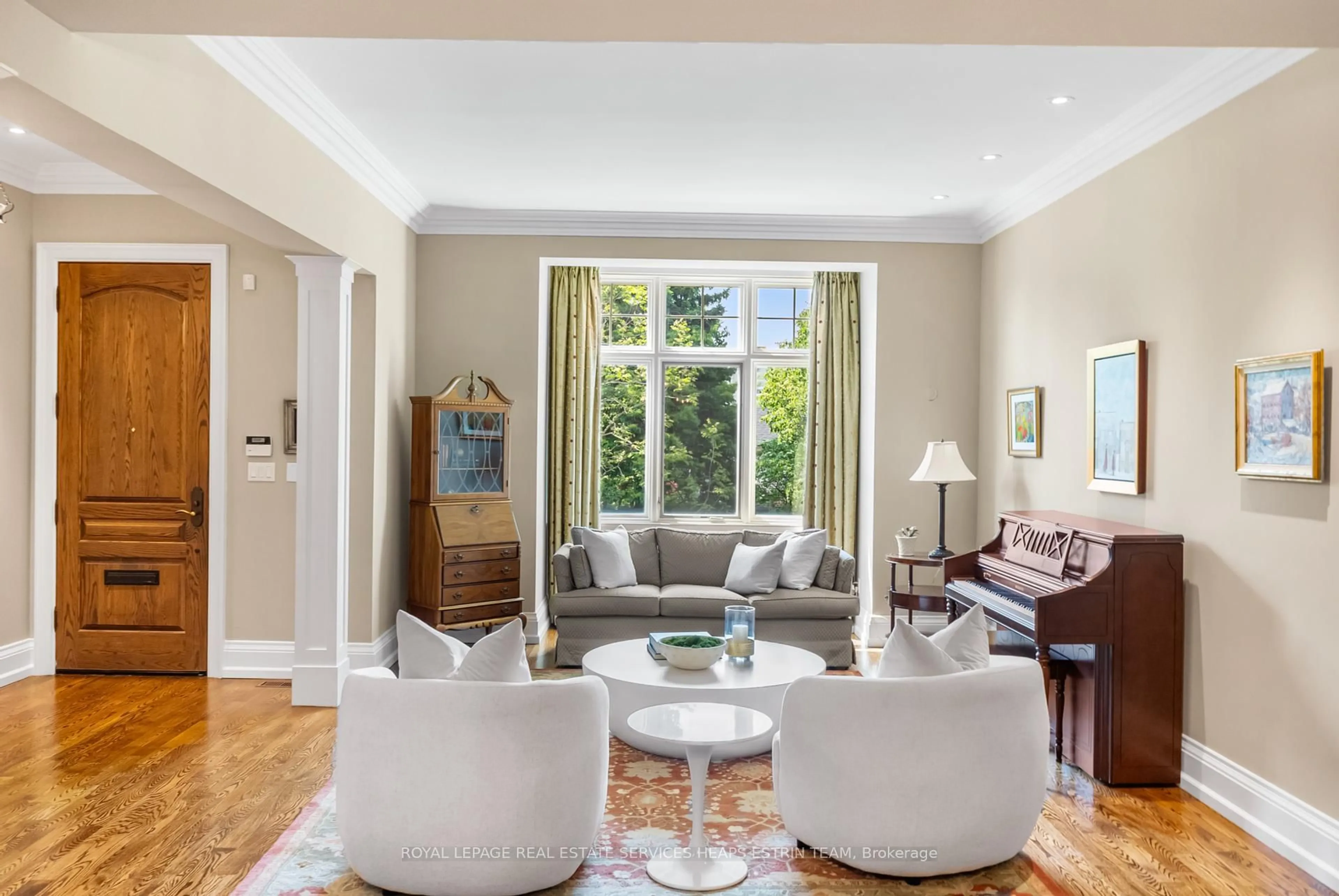 Living room with furniture, unknown for 114 Belsize Dr, Toronto Ontario M4S 1L7