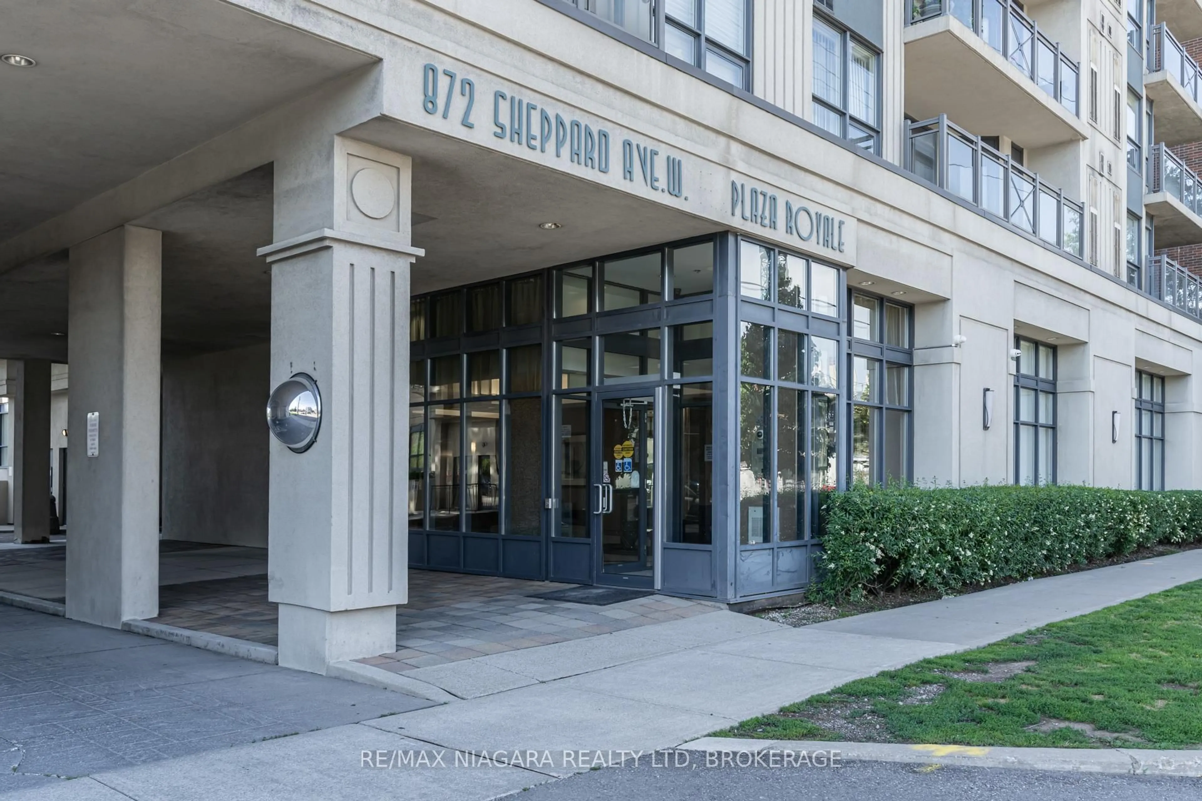 Indoor foyer for 872 Sheppard Ave #313, Toronto Ontario M3H 5V5