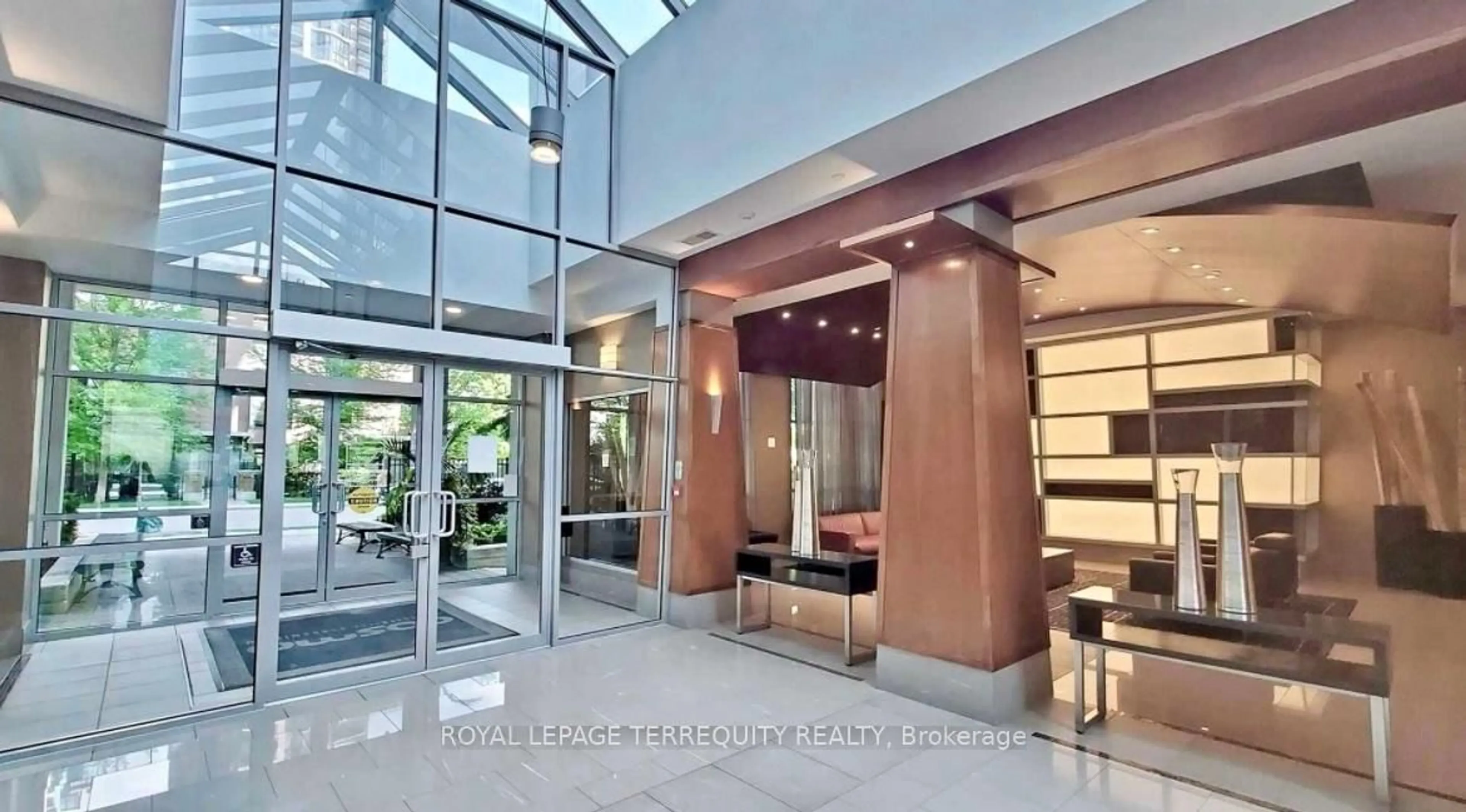 Indoor foyer for 31 Bales Ave #807, Toronto Ontario M2N 7L6