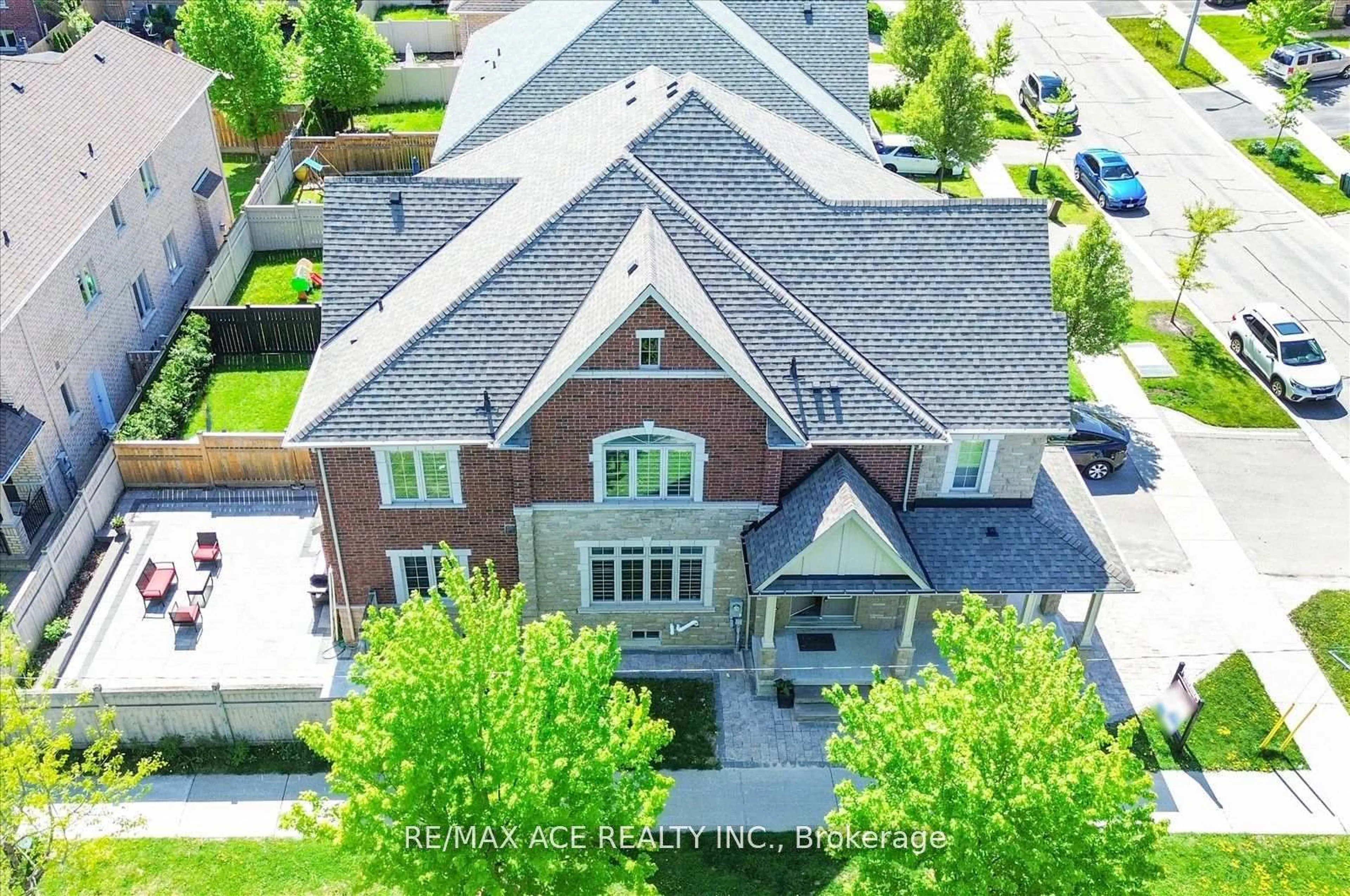 A pic from outside/outdoor area/front of a property/back of a property/a pic from drone, street for 1 Goldthread Terr, Toronto Ontario M3H 0B8