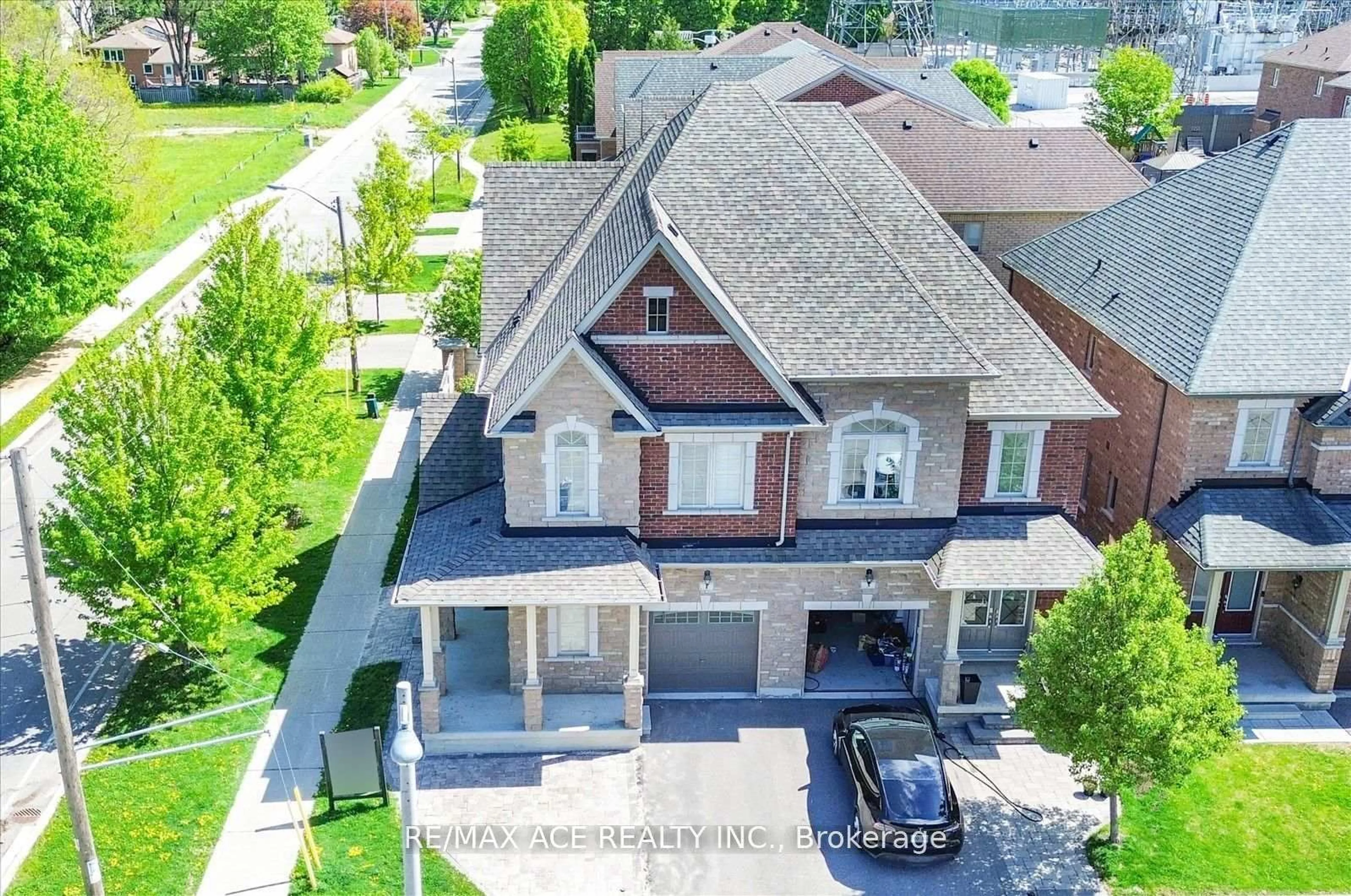 A pic from outside/outdoor area/front of a property/back of a property/a pic from drone, street for 1 Goldthread Terr, Toronto Ontario M3H 0B8