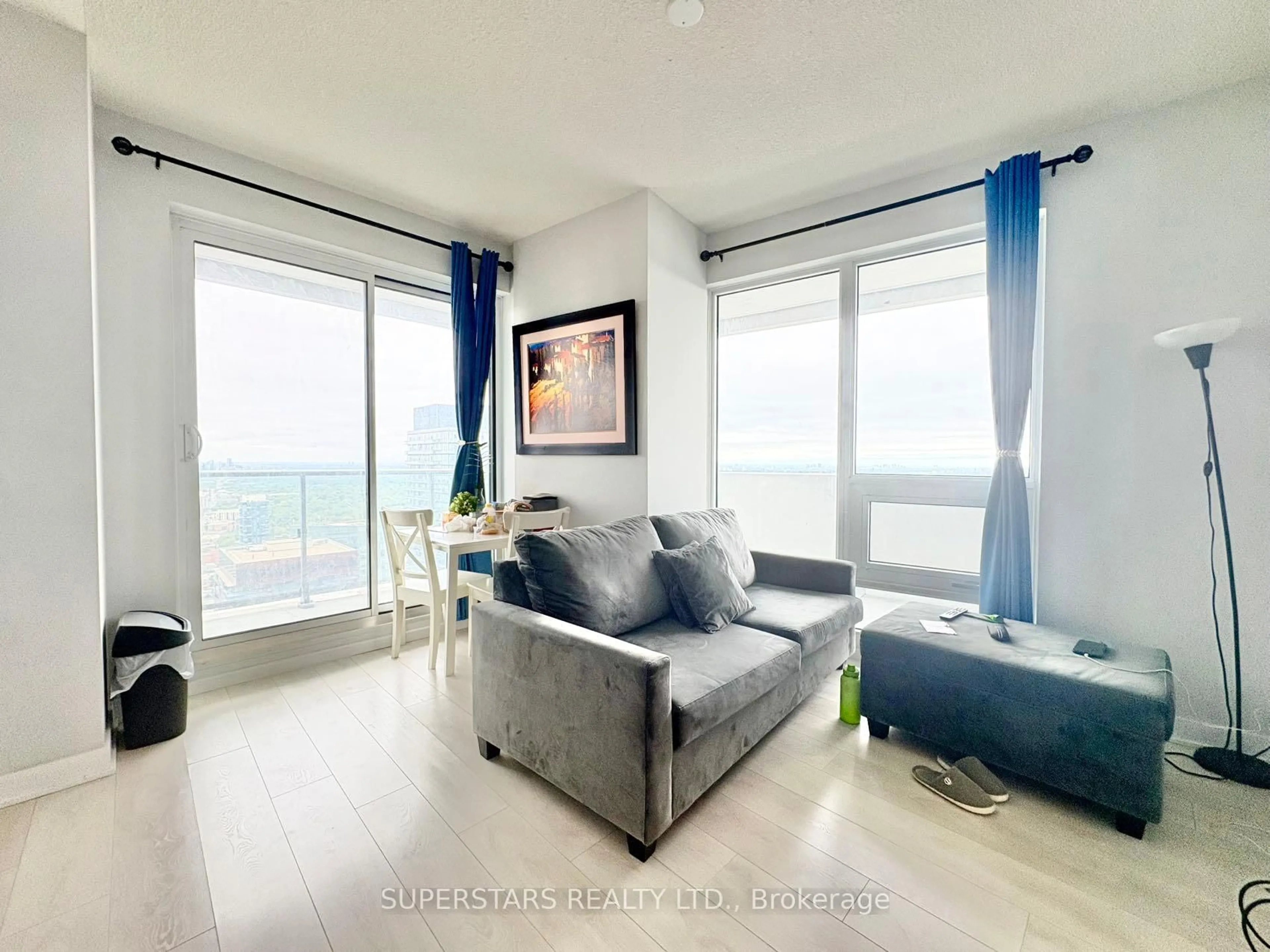 Living room with furniture, unknown for 2221 Yonge St #4602, Toronto Ontario M4S 0B8