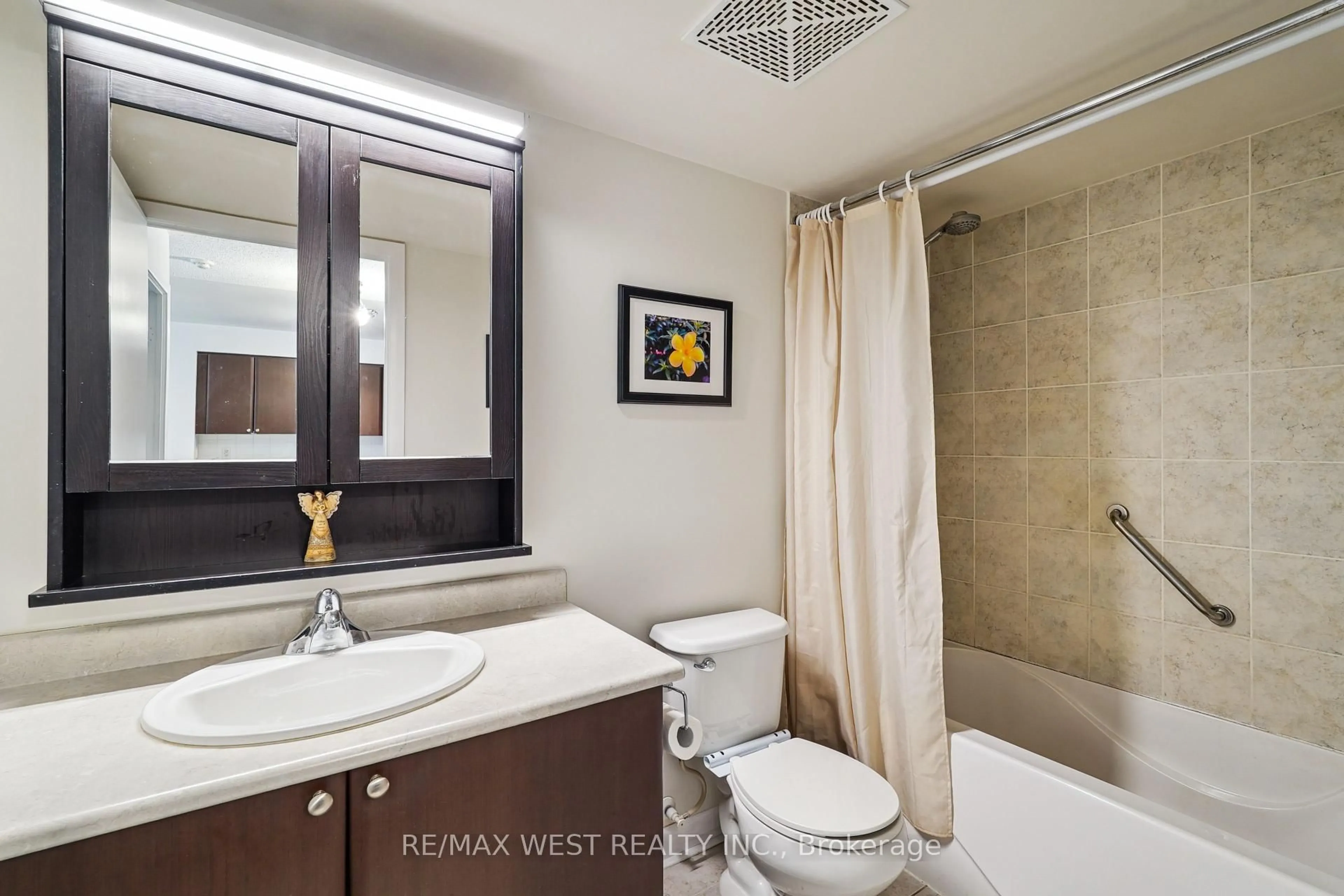 Standard bathroom, ceramic/tile floor for 525 Wilson Ave #349, Toronto Ontario M3H 0A7