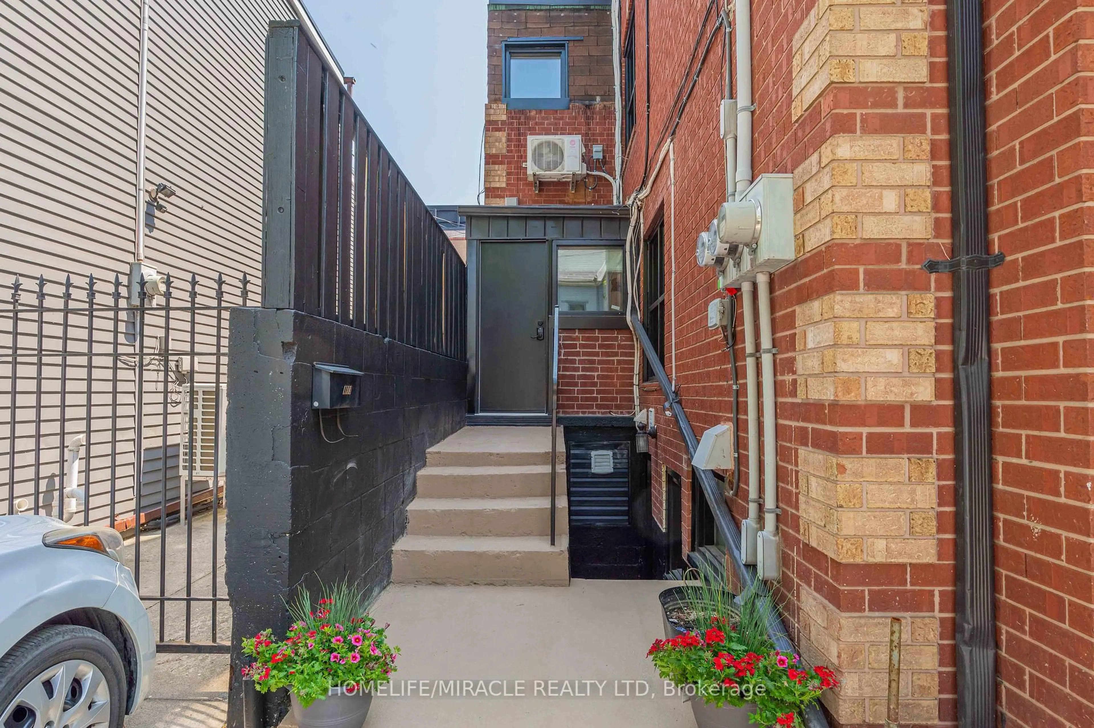 Unknown for 1 Givins St, Toronto Ontario M6J 2X5