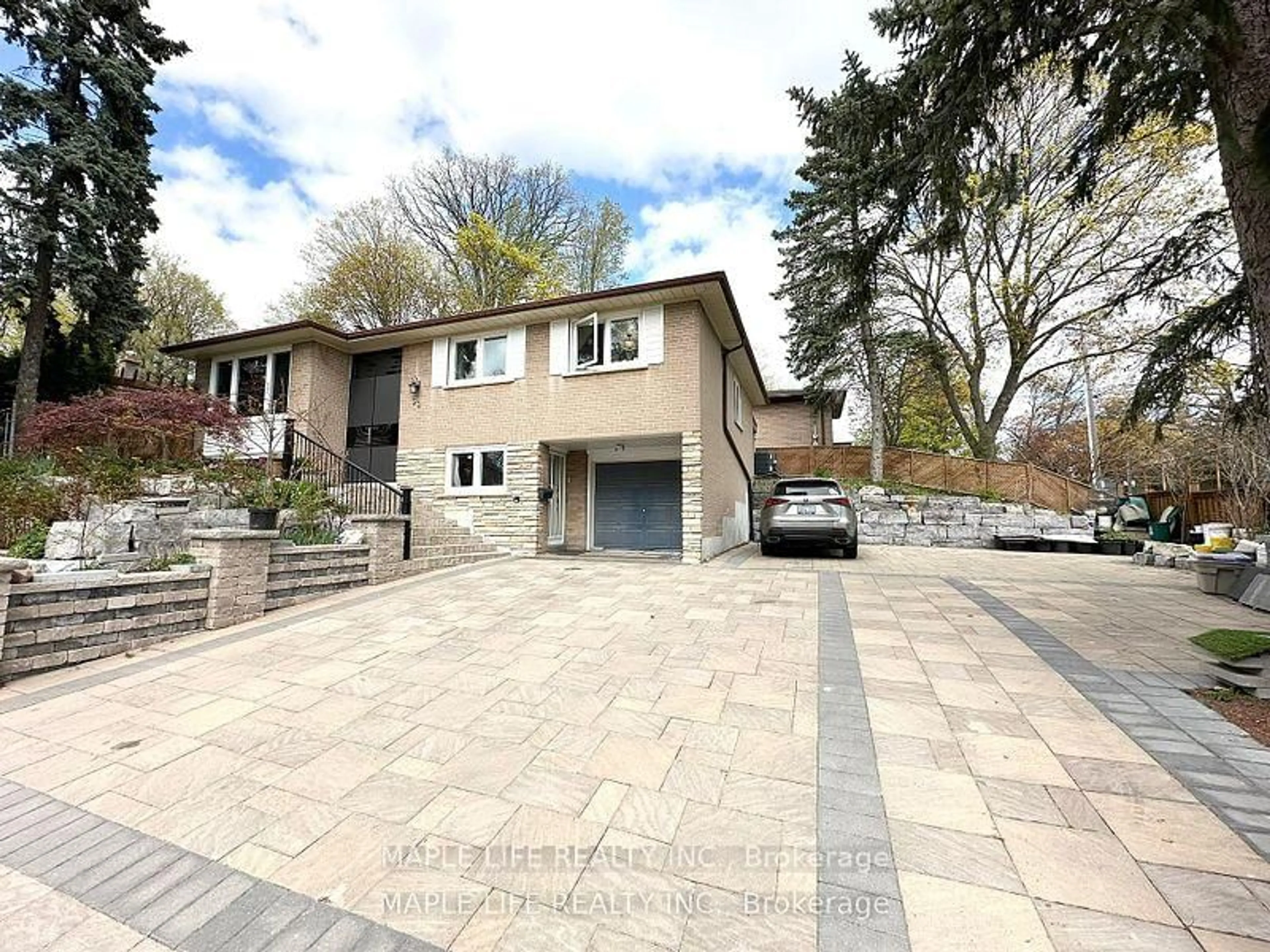 A pic from outside/outdoor area/front of a property/back of a property/a pic from drone, street for 92 Rameau Dr, Toronto Ontario M2H 1T9