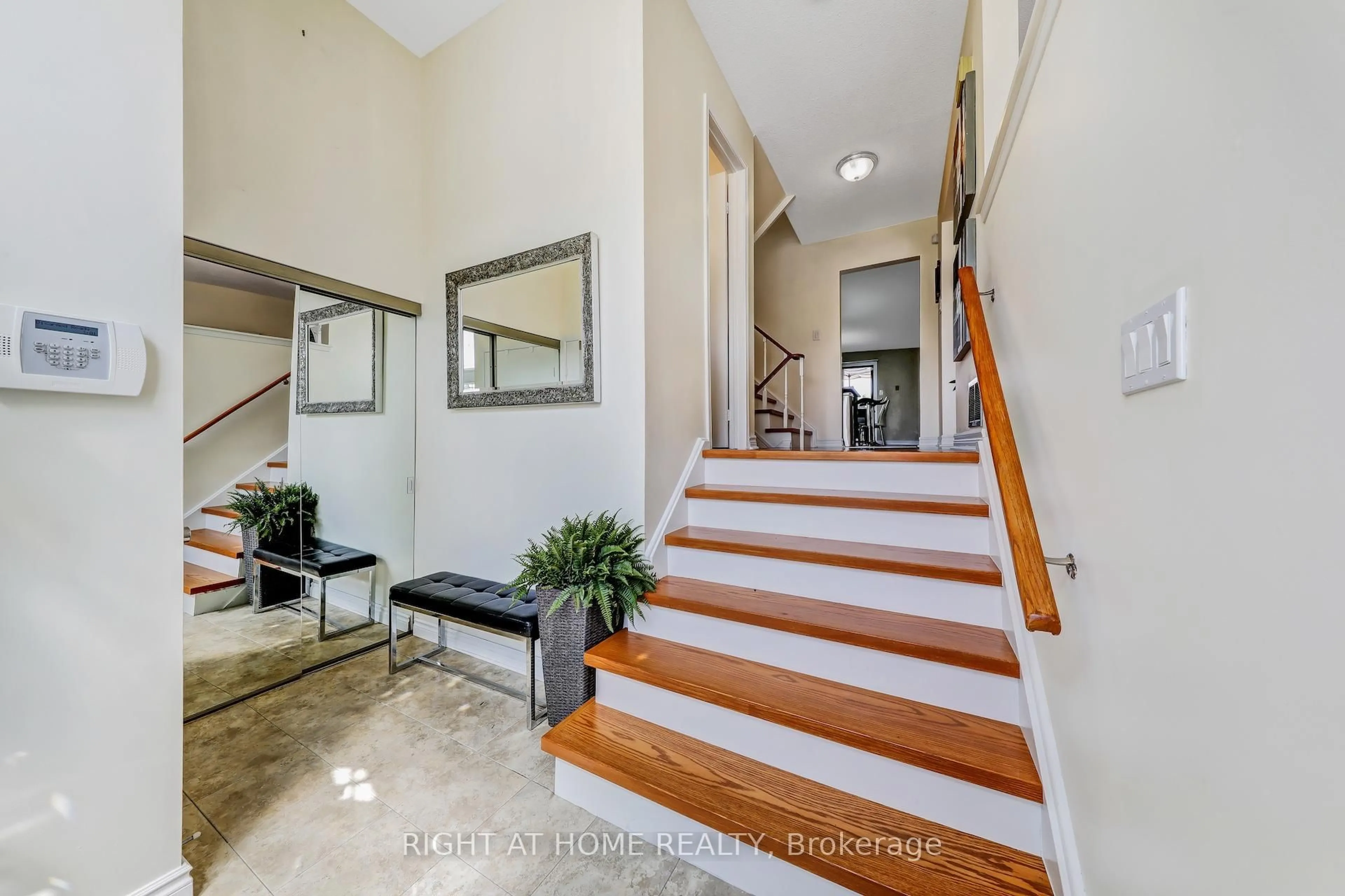 Indoor entryway for 157 Dollery Crt, Toronto Ontario M2R 3N9
