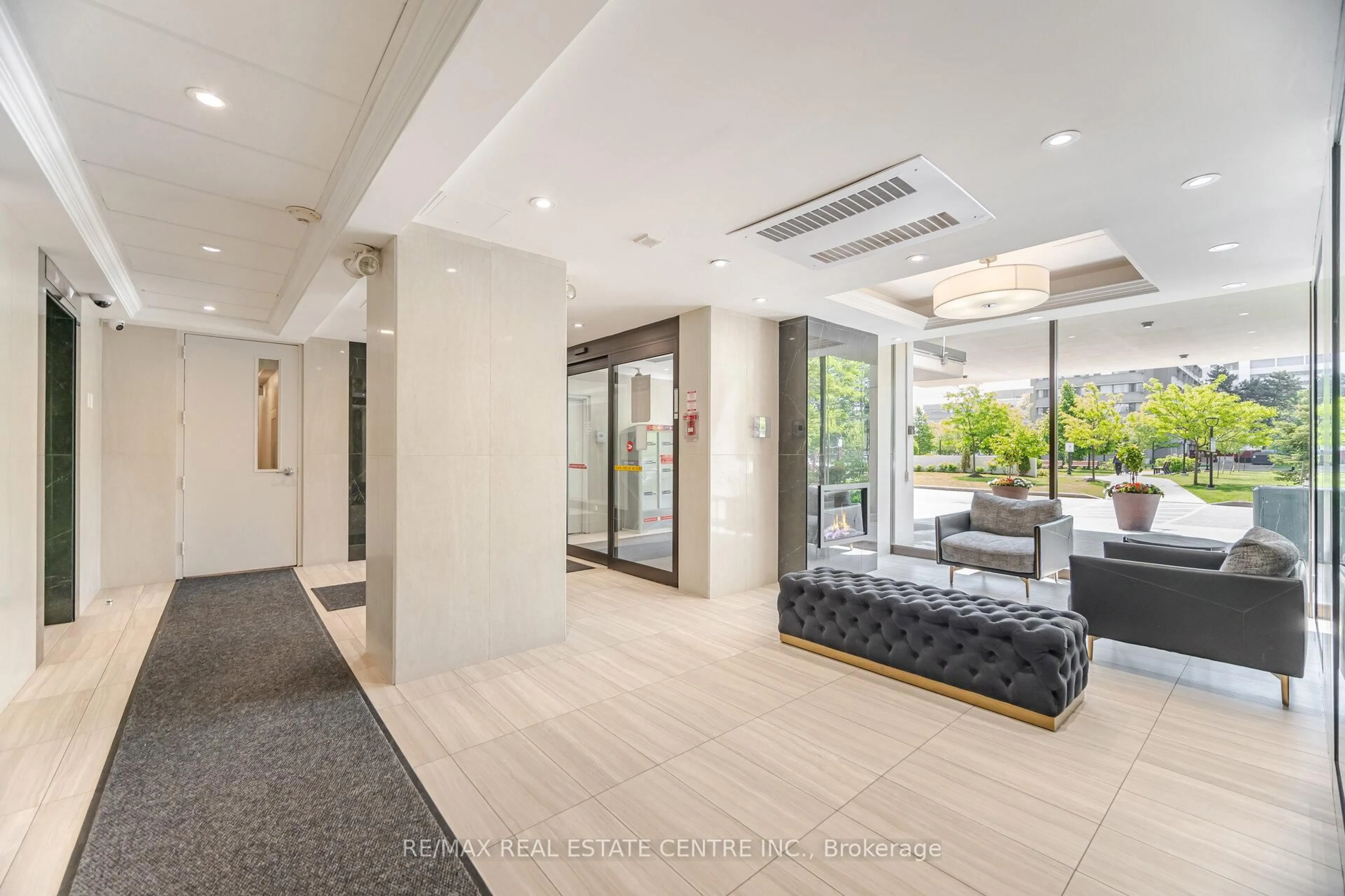 Indoor foyer for 735 Don Mills Rd #2601, Toronto Ontario M3C 1T1